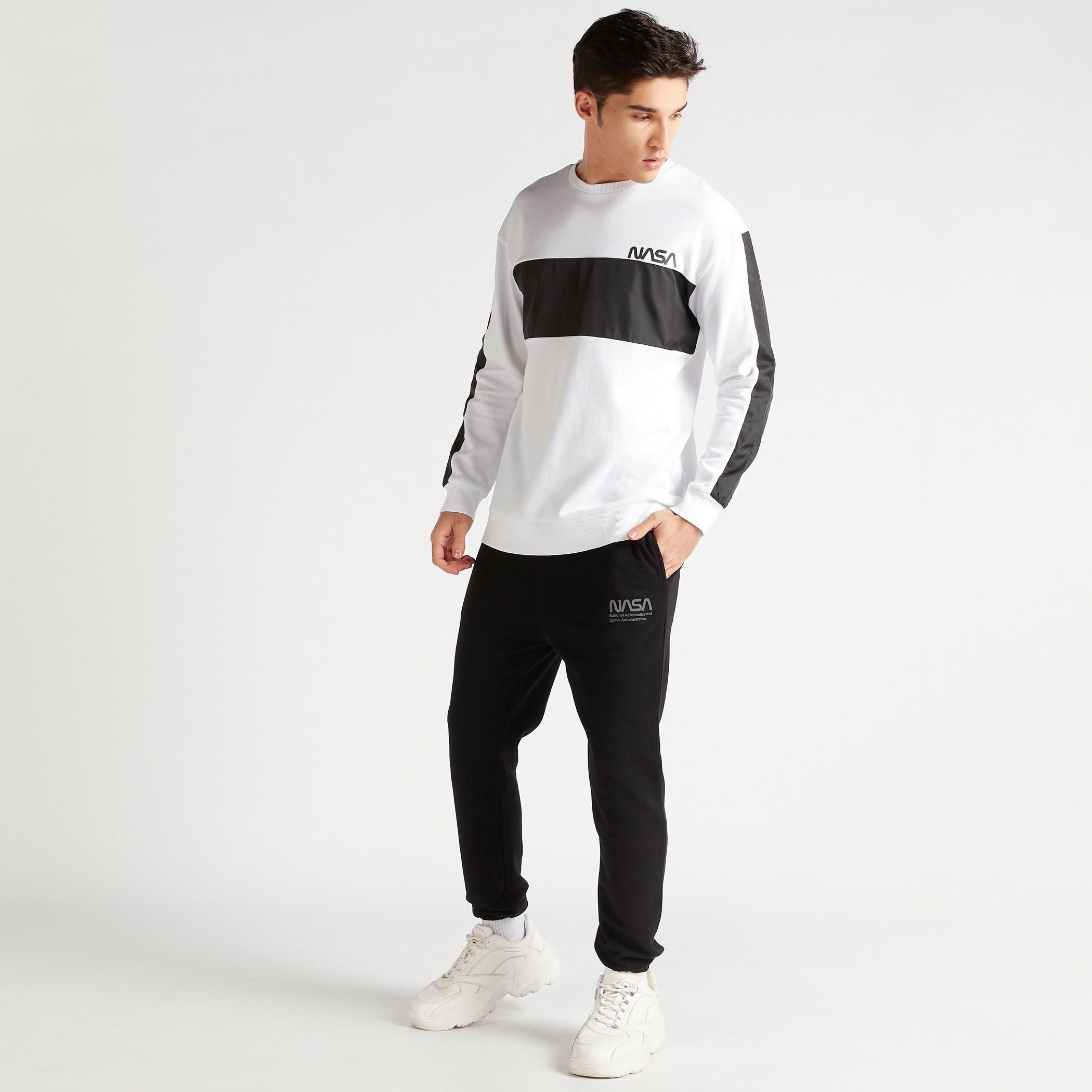 سويت شيرت بأكمام طويلة وياقة ضيّقة وطبعات ناسا-men-winterwear-hoodiesandsweatshirts-image-2