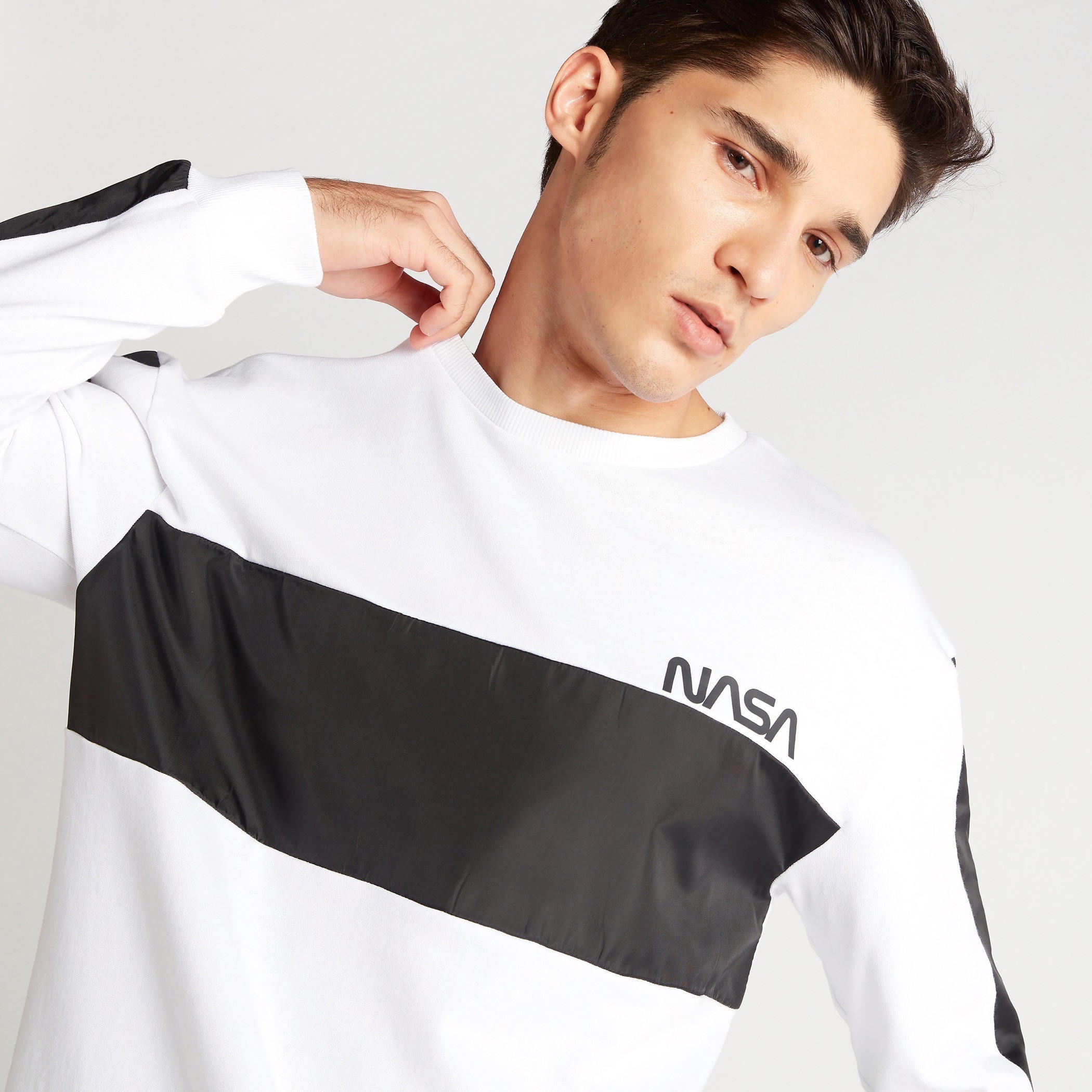 سويت شيرت بأكمام طويلة وياقة ضيّقة وطبعات ناسا-men-winterwear-hoodiesandsweatshirts-image-3