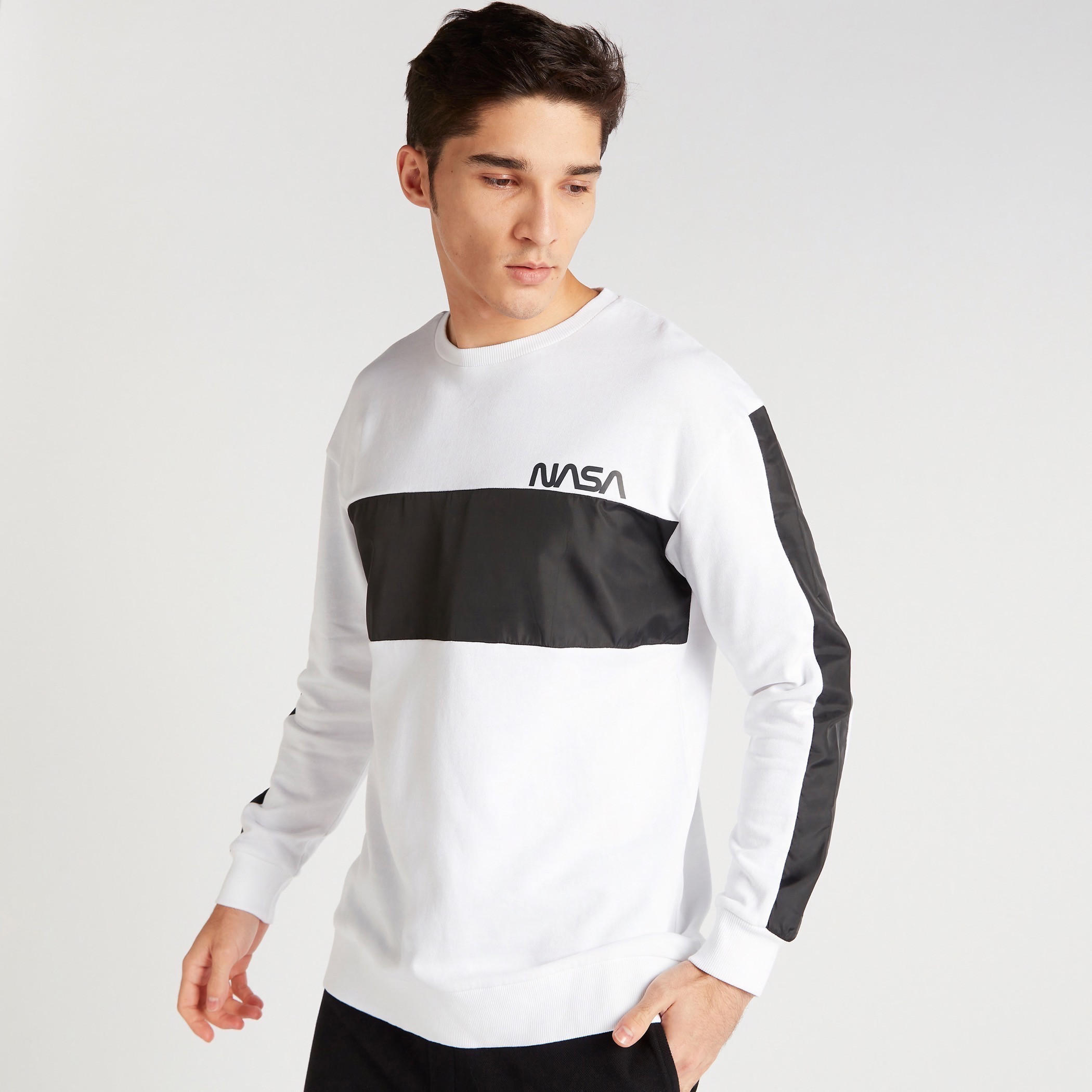 سويت شيرت بأكمام طويلة وياقة ضيّقة وطبعات ناسا-men-winterwear-hoodiesandsweatshirts-image-5
