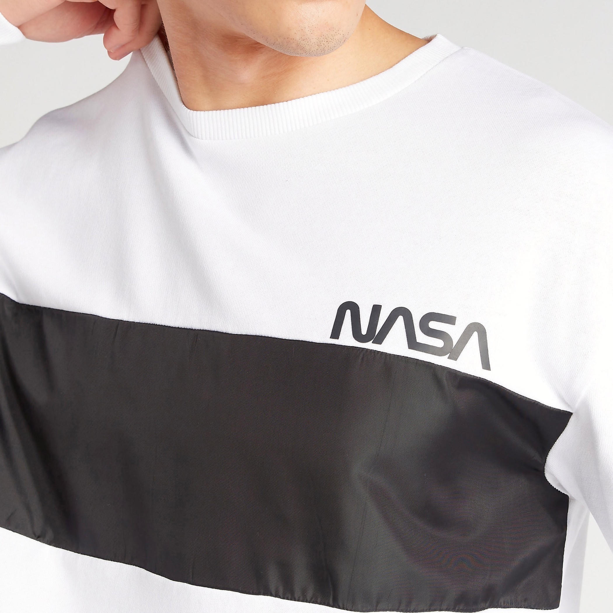 سويت شيرت بأكمام طويلة وياقة ضيّقة وطبعات ناسا-men-winterwear-hoodiesandsweatshirts-image-6