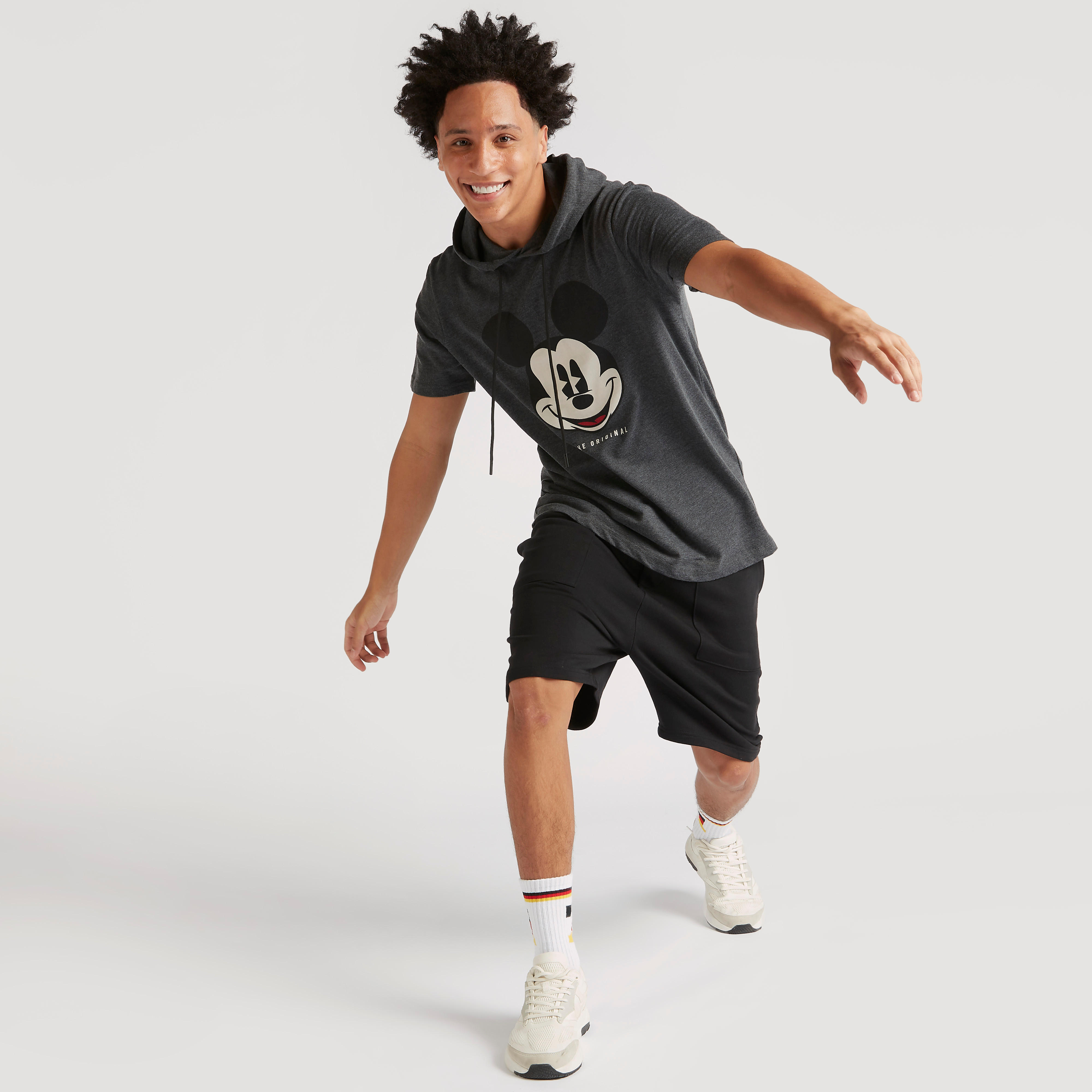 تيشيرت بأكمام قصيرة وقبّعة وطبعات ميكي ماوس-men-clothing-tshirtsandpolos-tshirts-image-2