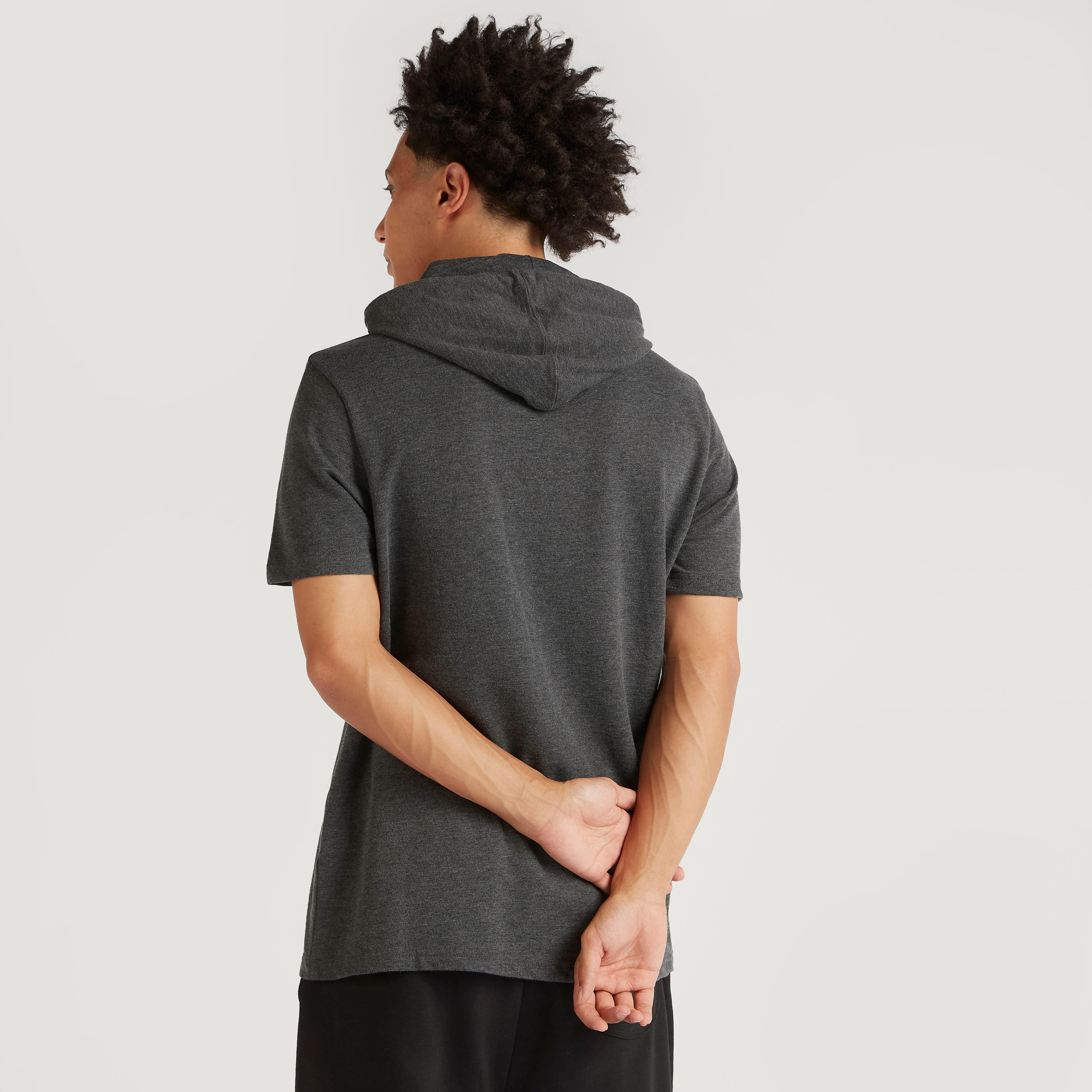 تيشيرت بأكمام قصيرة وقبّعة وطبعات ميكي ماوس-men-clothing-tshirtsandpolos-tshirts-image-4