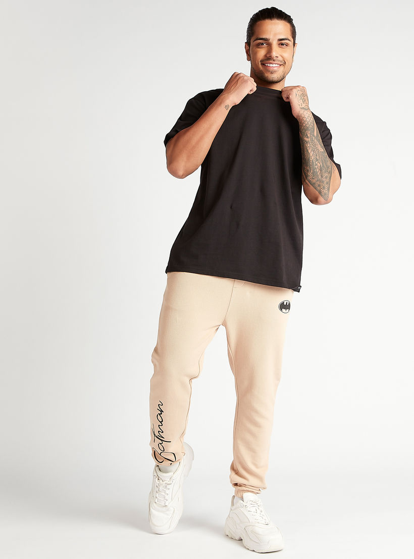 بنطلون رياضي برباط إغلاق وجيوب وطبعات باتمان-men-clothing-bottoms-joggers-image-3