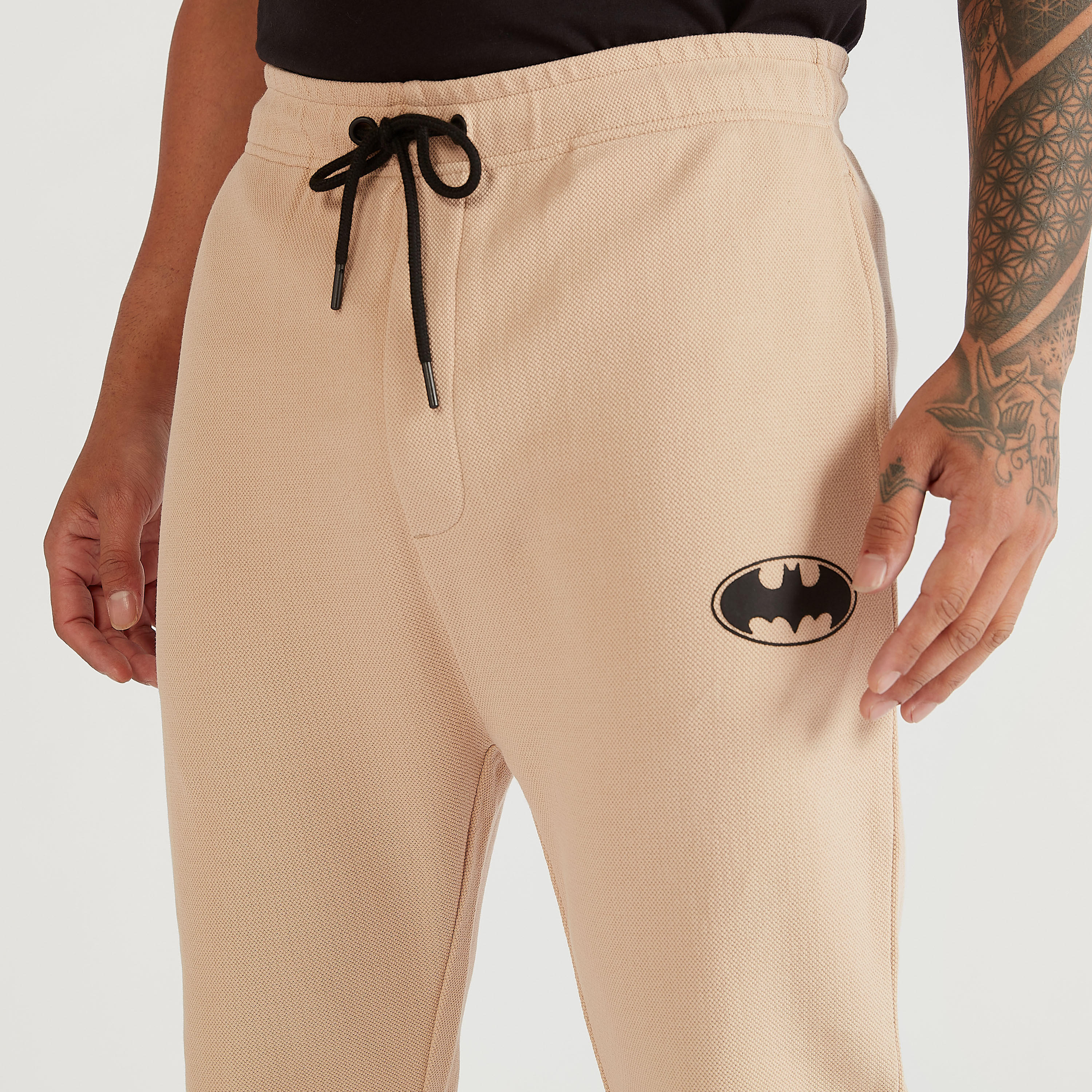 بنطلون رياضي برباط إغلاق وجيوب وطبعات باتمان-men-clothing-bottoms-joggers-image-2