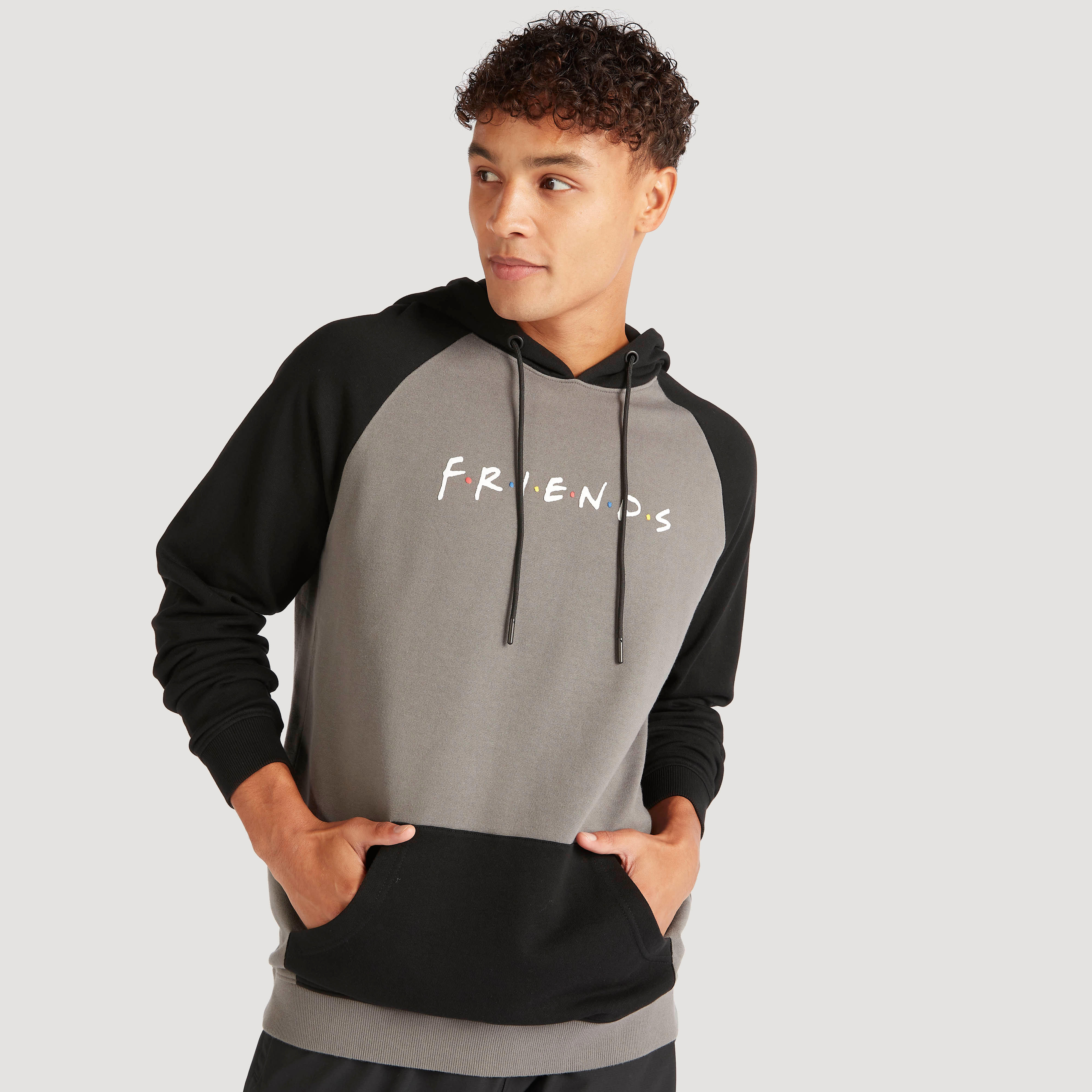 هودي بأكمام طويلة وجيوب كنغر وطبعات فريندز-men-winterwear-hoodiesandsweatshirts-image-1