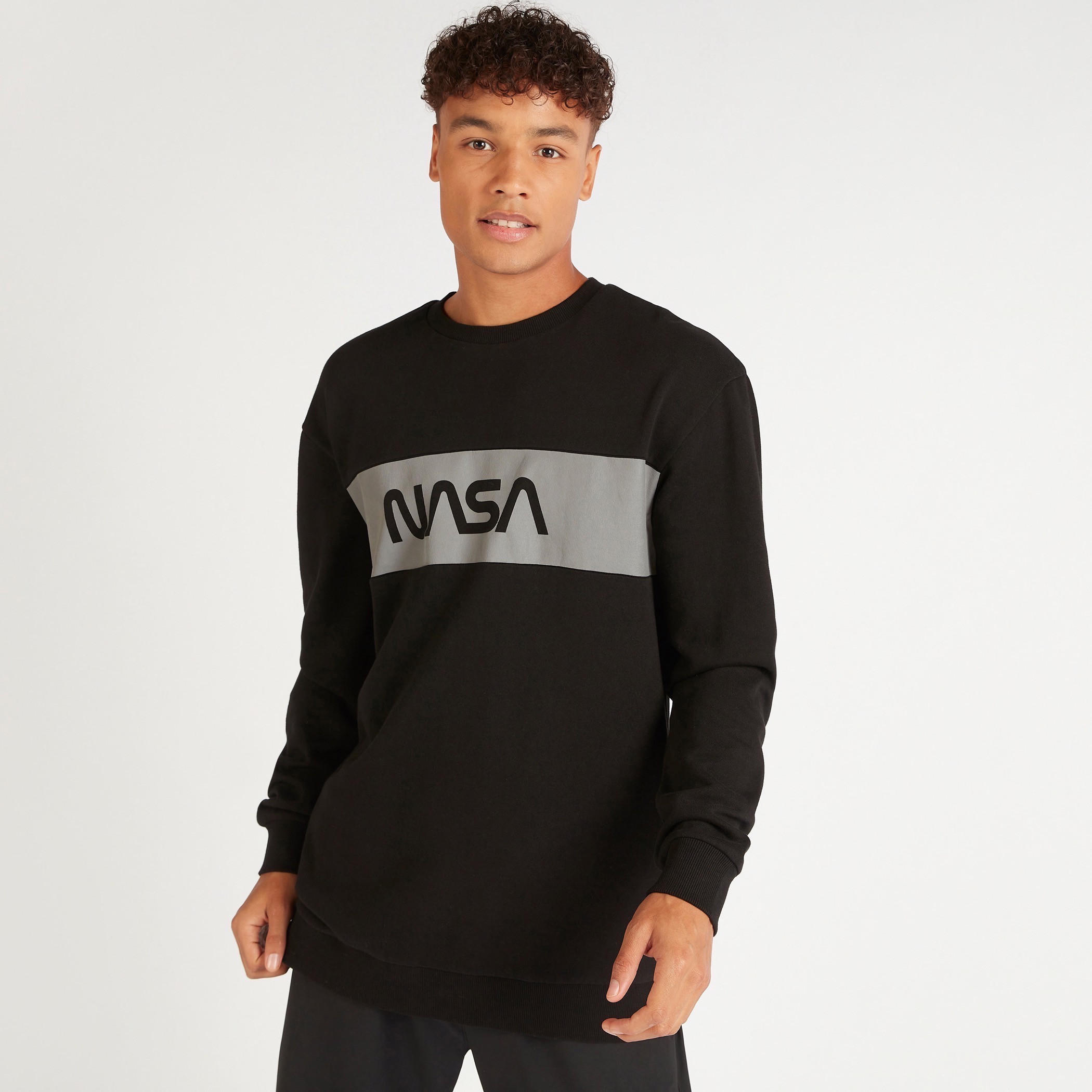 سويت شيرت بياقة ضيقة وأكمام طويلة وطبعات ناسا-men-winterwear-hoodiesandsweatshirts-image-1