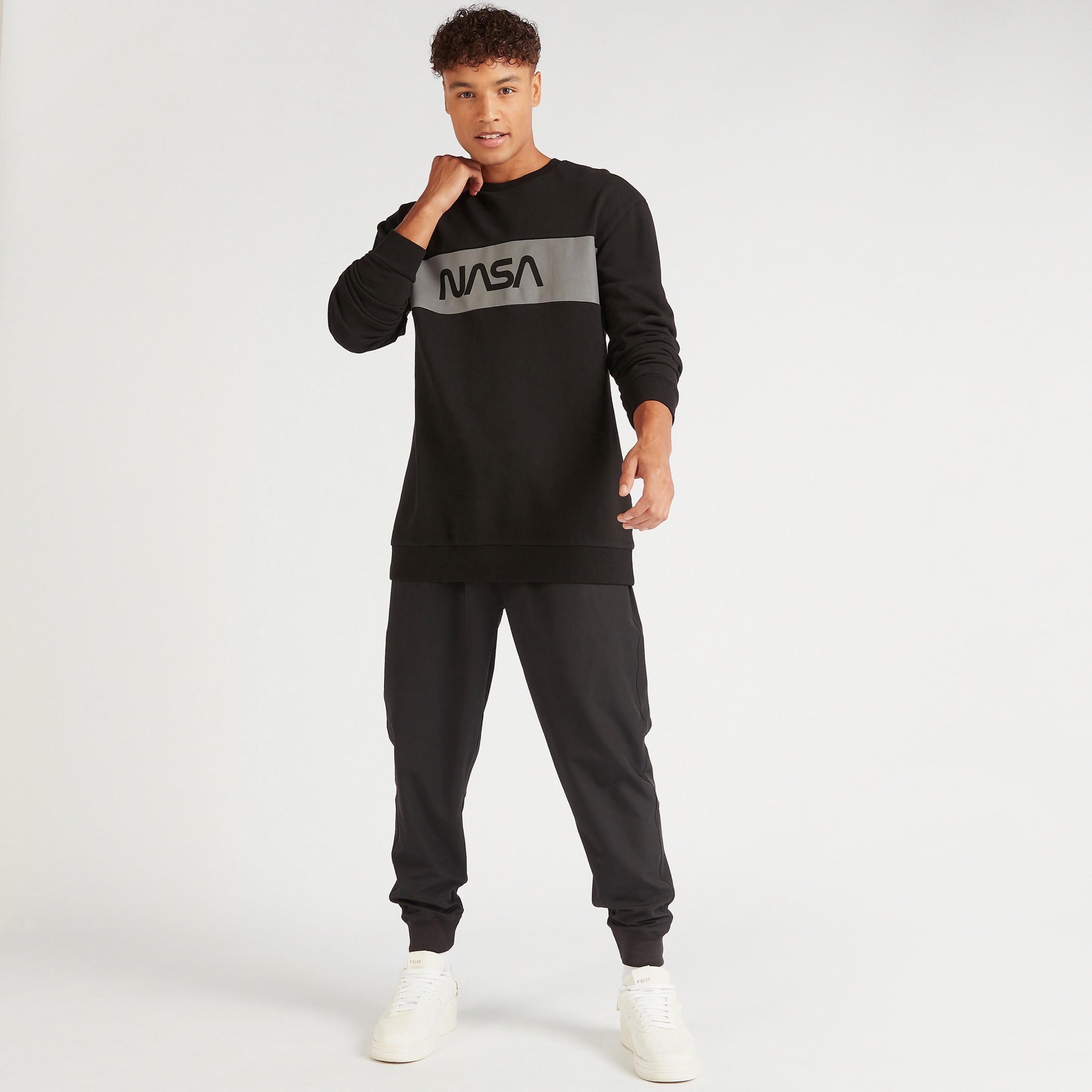سويت شيرت بياقة ضيقة وأكمام طويلة وطبعات ناسا-men-winterwear-hoodiesandsweatshirts-image-2
