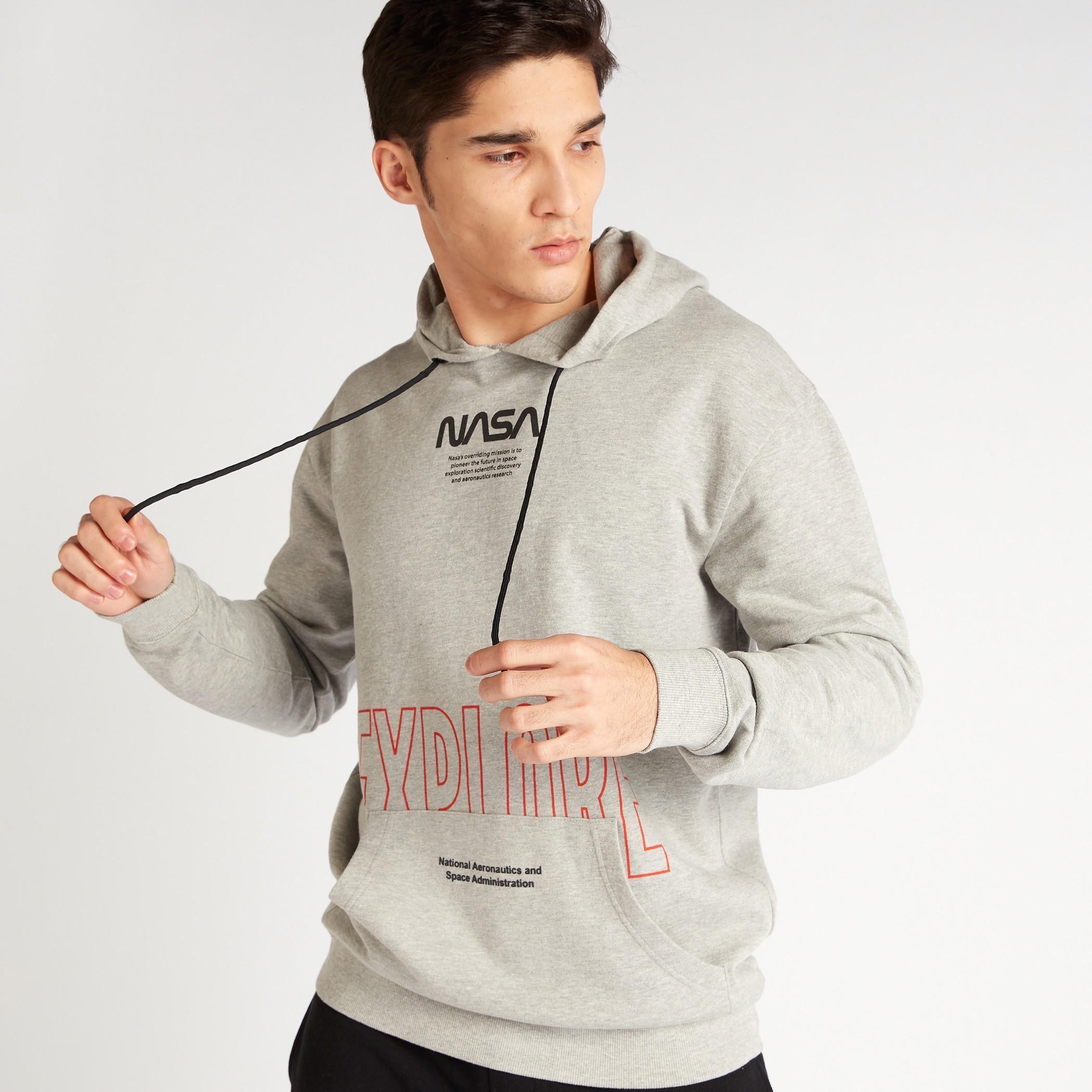 هودي بأكمام طويلة وجيب كانغر وطبعات ناسا-men-winterwear-hoodiesandsweatshirts-image-1