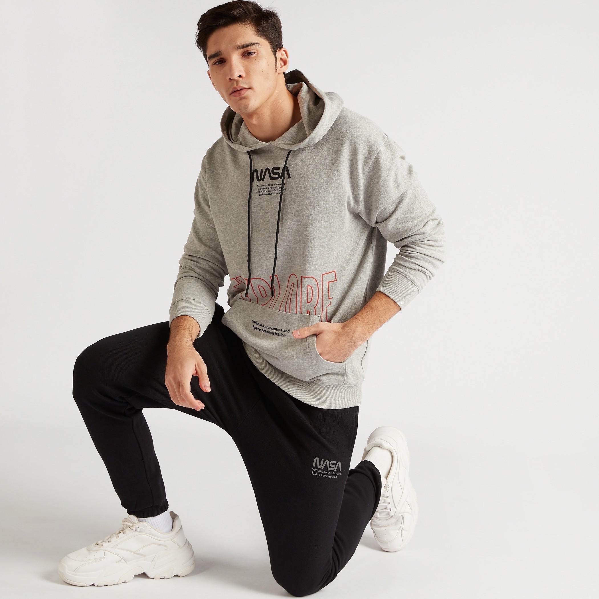 هودي بأكمام طويلة وجيب كانغر وطبعات ناسا-men-winterwear-hoodiesandsweatshirts-image-2