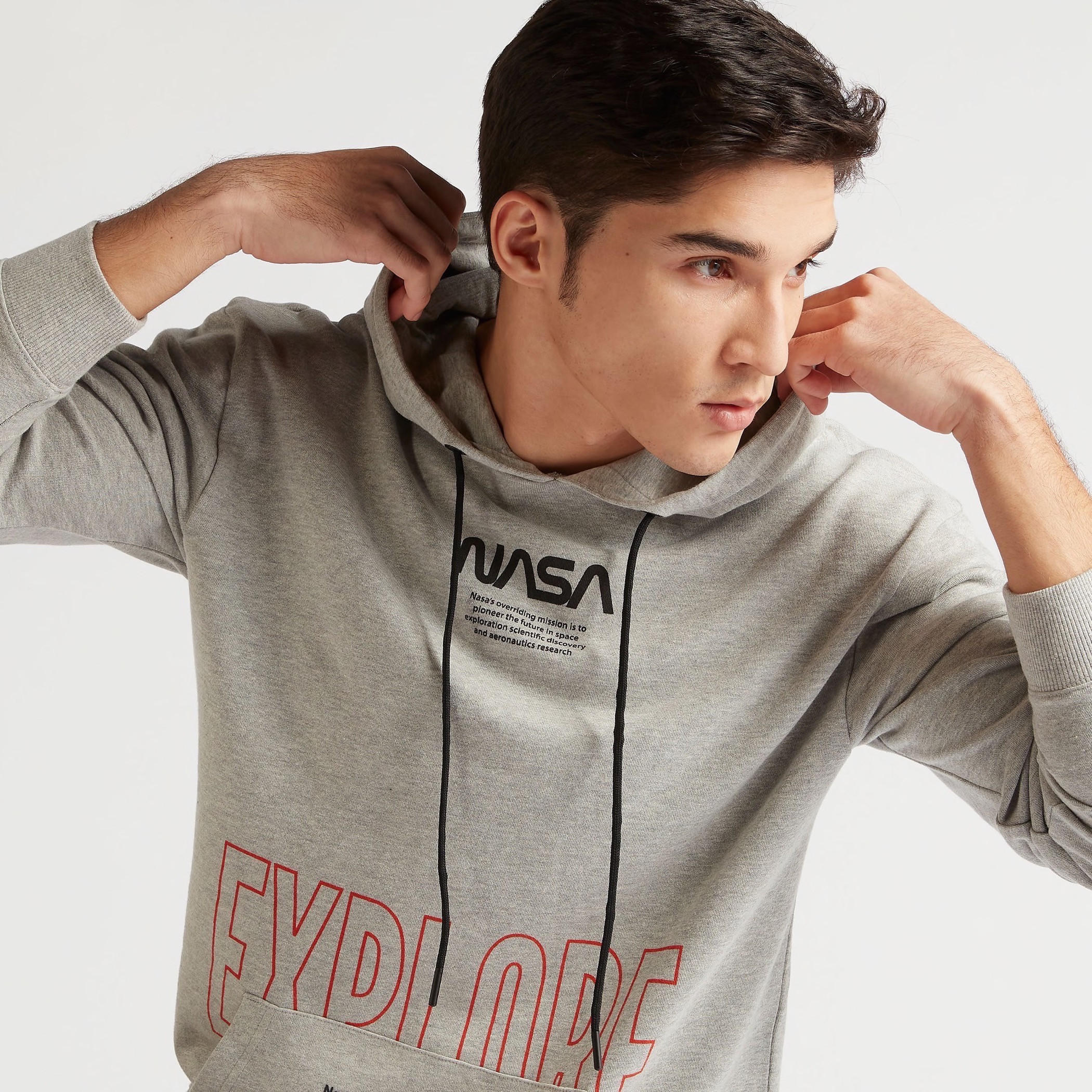 هودي بأكمام طويلة وجيب كانغر وطبعات ناسا-men-winterwear-hoodiesandsweatshirts-image-3