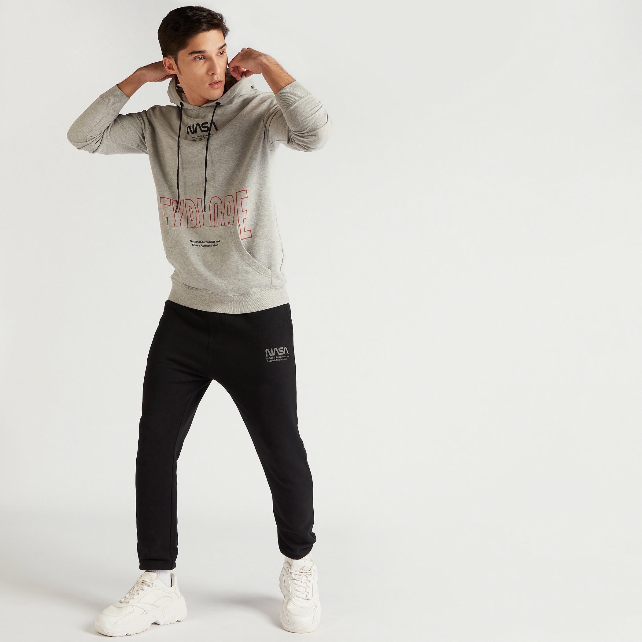 هودي بأكمام طويلة وجيب كانغر وطبعات ناسا-men-winterwear-hoodiesandsweatshirts-image-5