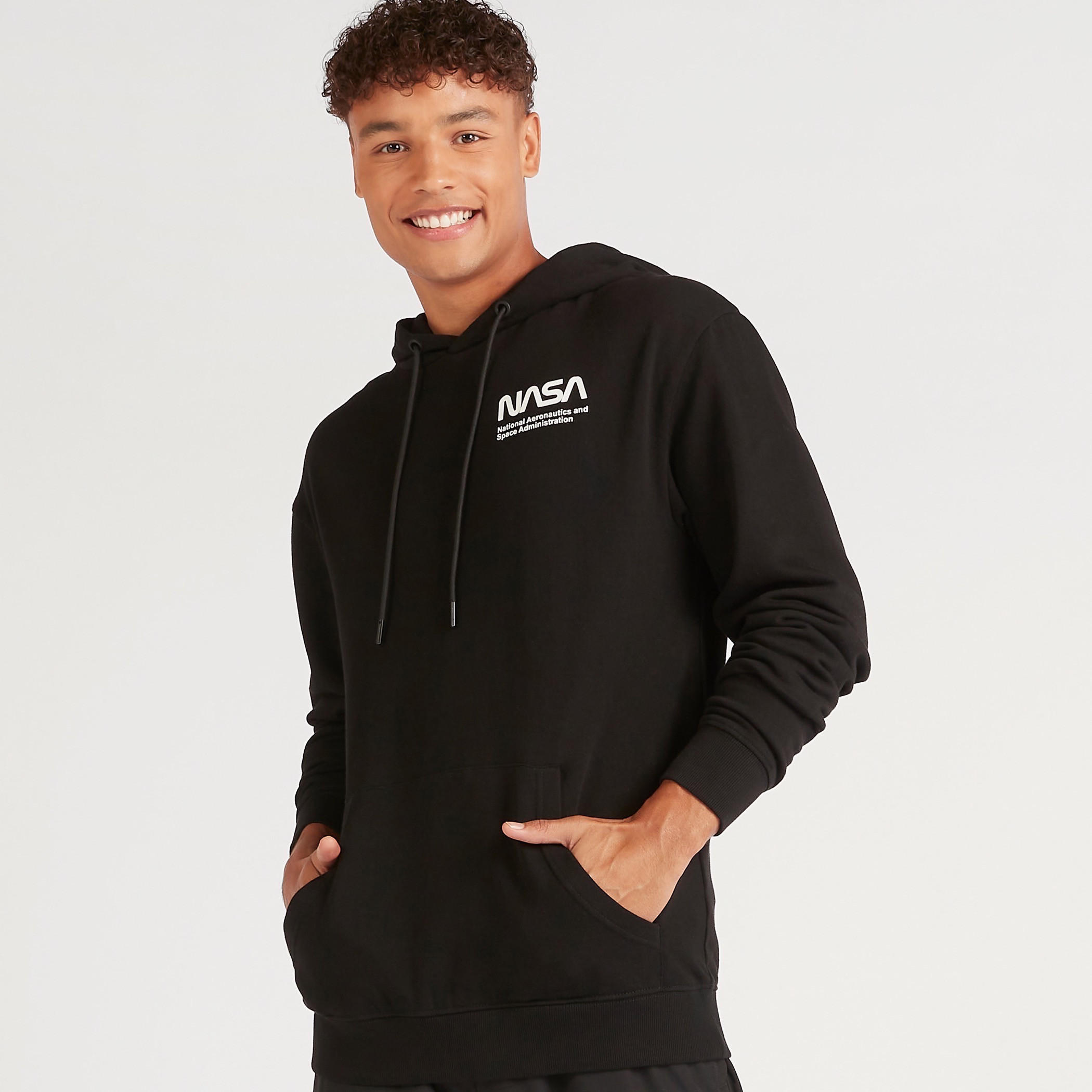 هودي بأكمام طويلة وجيوب كنغر وطبعات ناسا-men-winterwear-hoodiesandsweatshirts-image-1