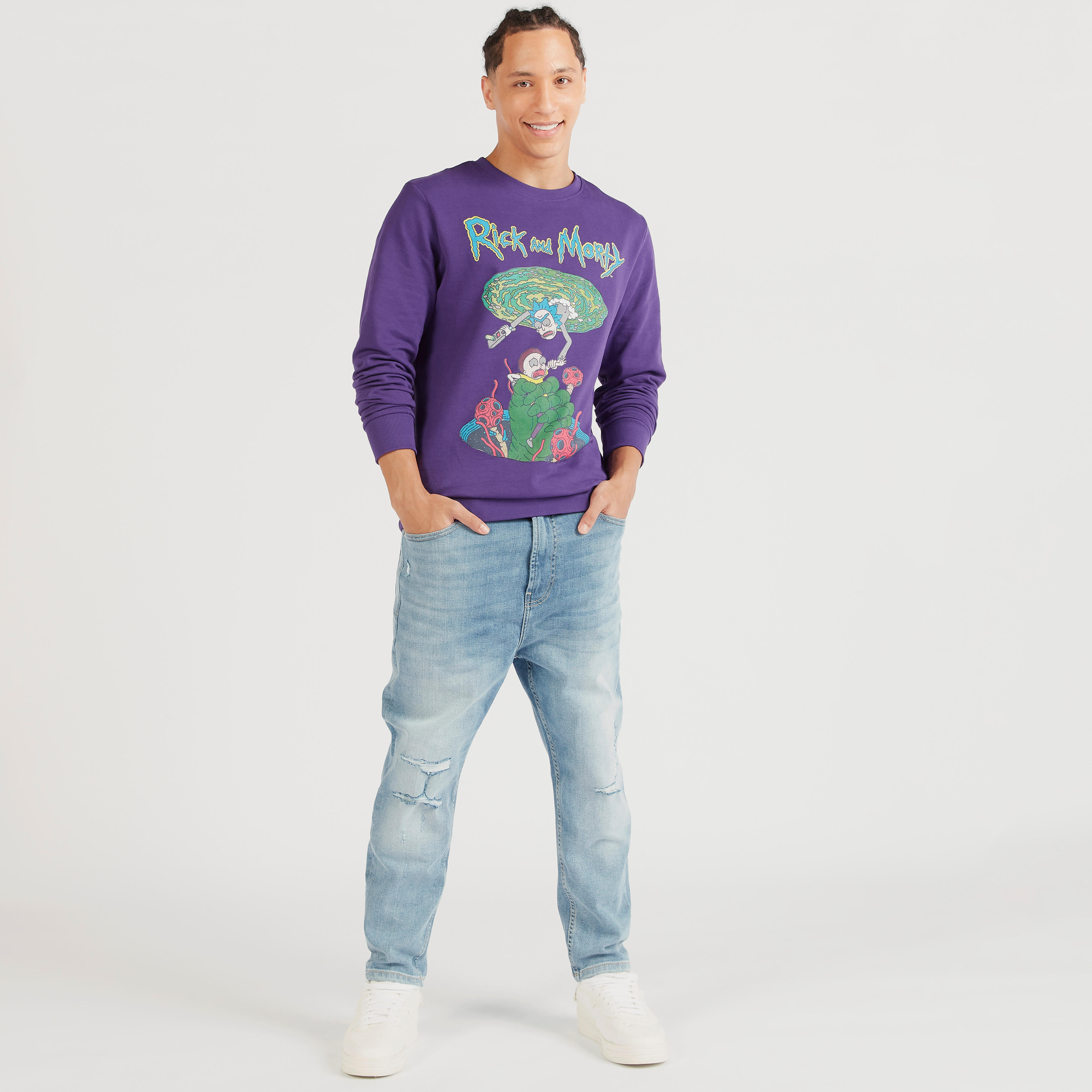 سويت شيرت بياقة ضيّقة وأكمام كاب وطبعات ريك آند مورتي-men-winterwear-hoodiesandsweatshirts-image-2