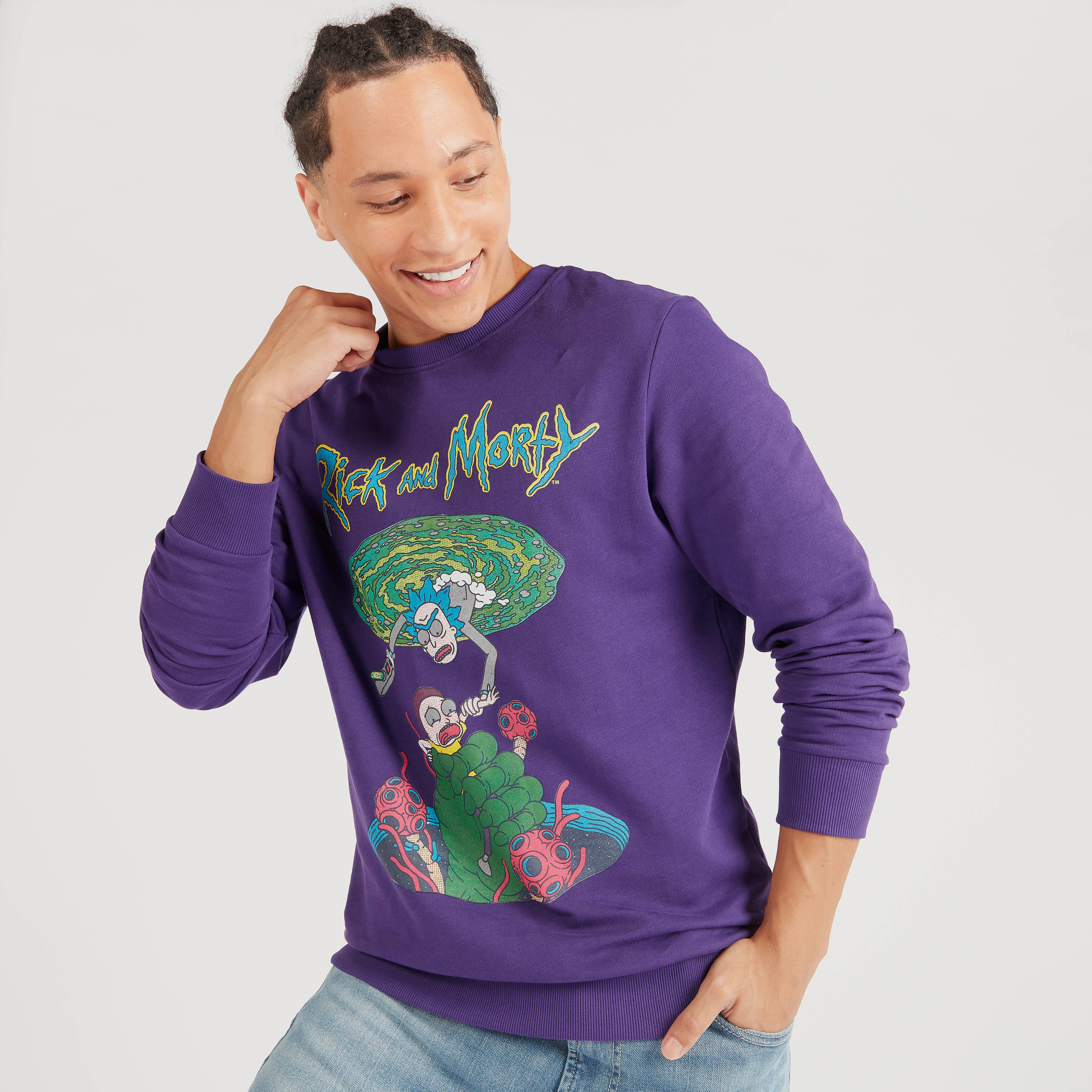 سويت شيرت بياقة ضيّقة وأكمام كاب وطبعات ريك آند مورتي-men-winterwear-hoodiesandsweatshirts-image-5