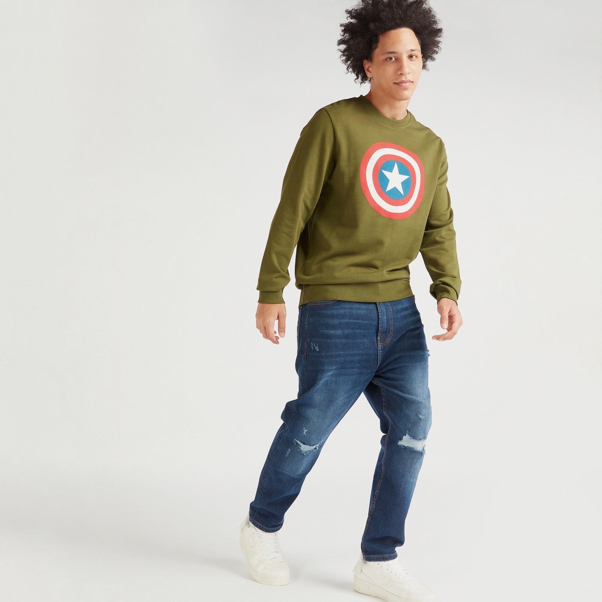 سويت شيرت بطبعات كابتن أمريكا وياقة ضيقة وأكمام طويلة-men-winterwear-hoodiesandsweatshirts-image-2