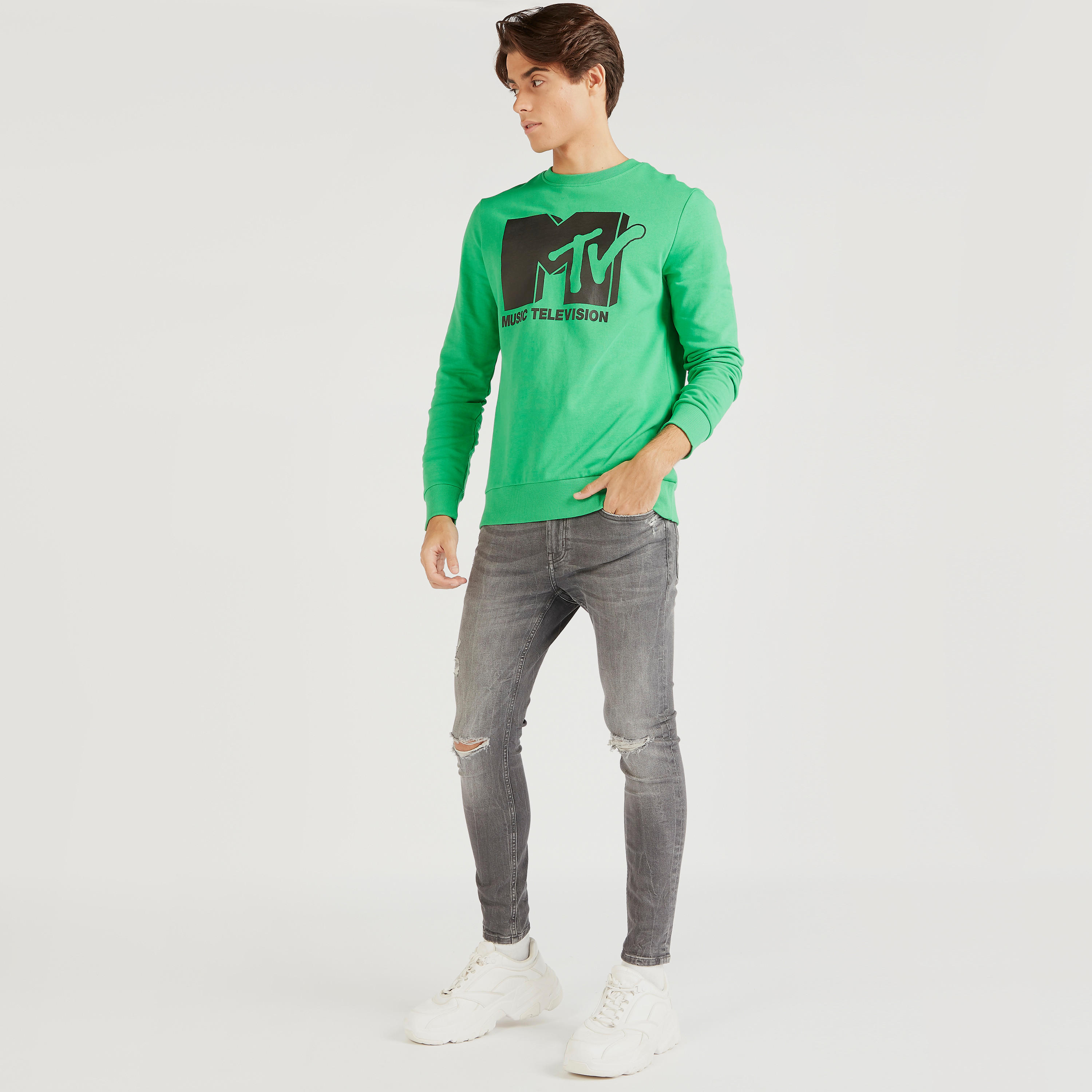 سويت شيرت بياقة ضيقة وأكمام طويلة وطبعات أم تي في-men-winterwear-hoodiesandsweatshirts-image-2