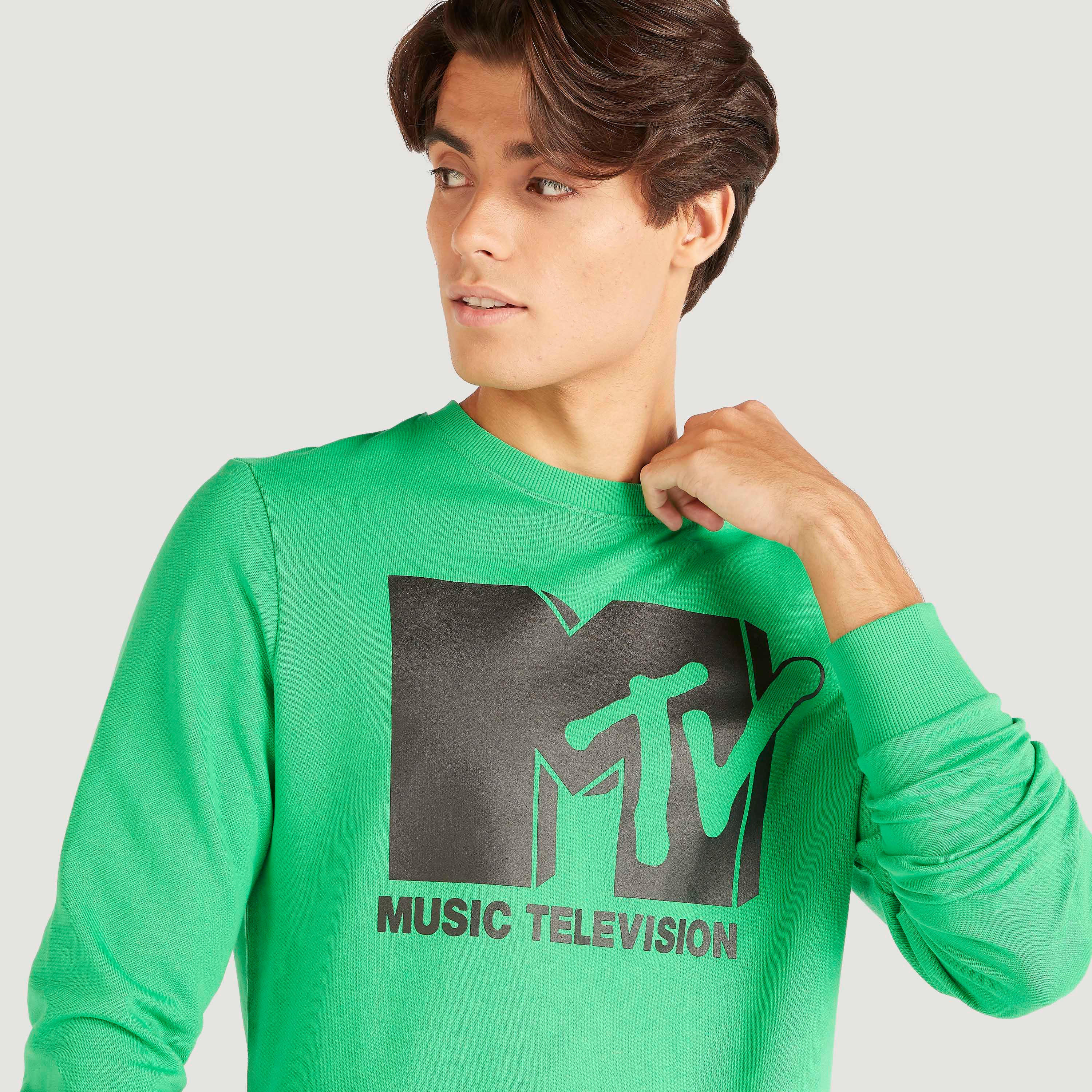 سويت شيرت بياقة ضيقة وأكمام طويلة وطبعات أم تي في-men-winterwear-hoodiesandsweatshirts-image-3