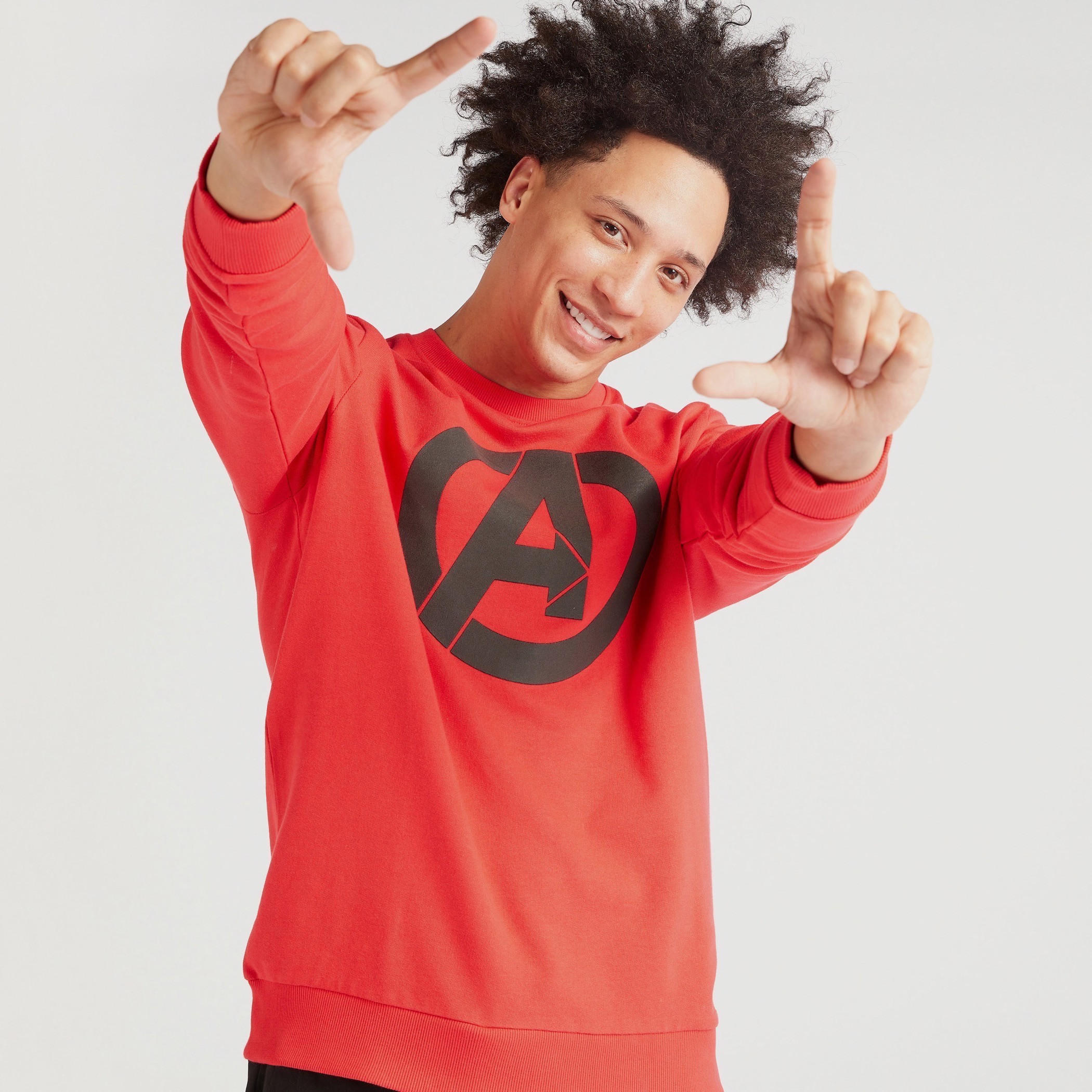 سويت شيرت بياقة ضيقة وأكمام طويلة وطبعات شعار أفنجرز-men-winterwear-hoodiesandsweatshirts-image-1