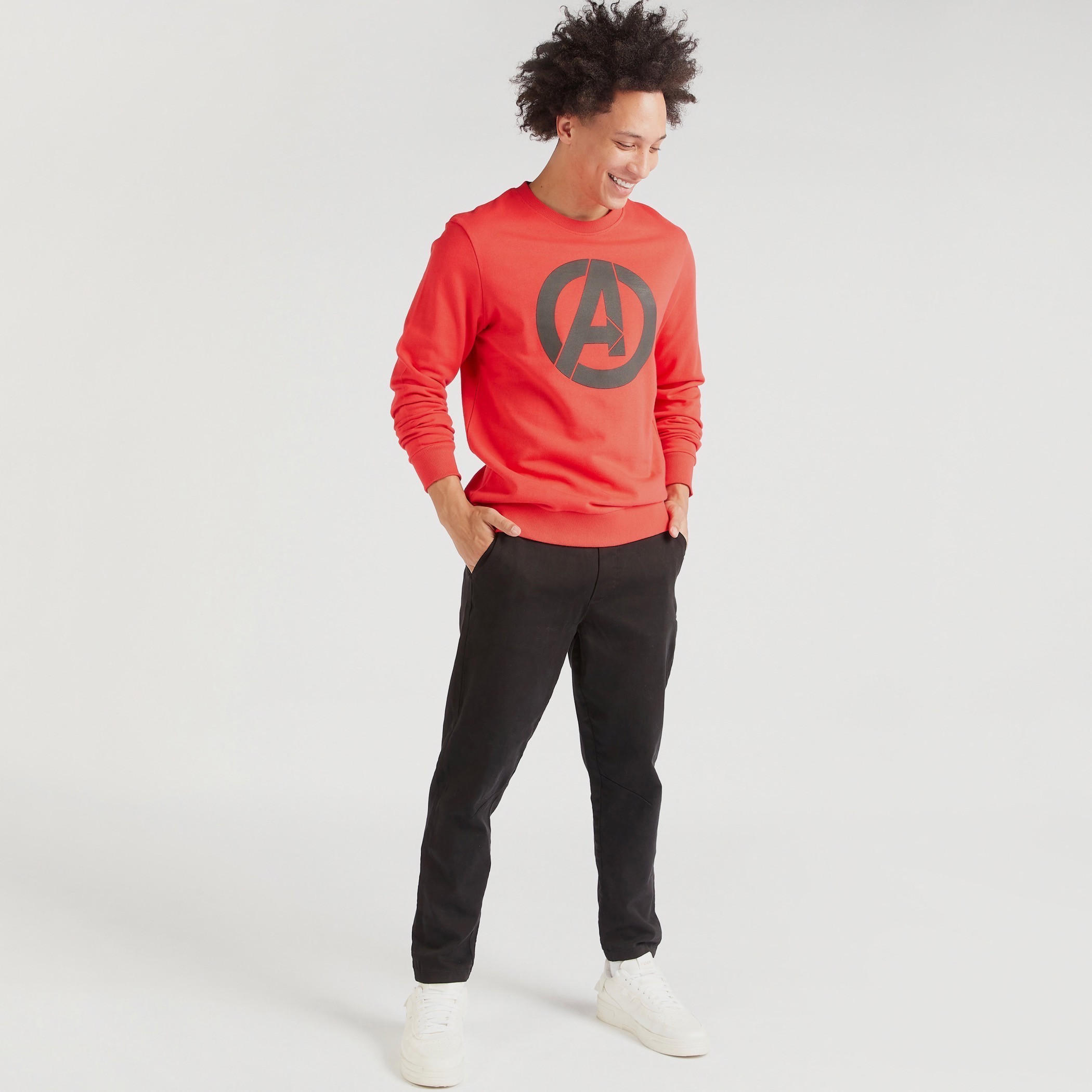سويت شيرت بياقة ضيقة وأكمام طويلة وطبعات شعار أفنجرز-men-winterwear-hoodiesandsweatshirts-image-2
