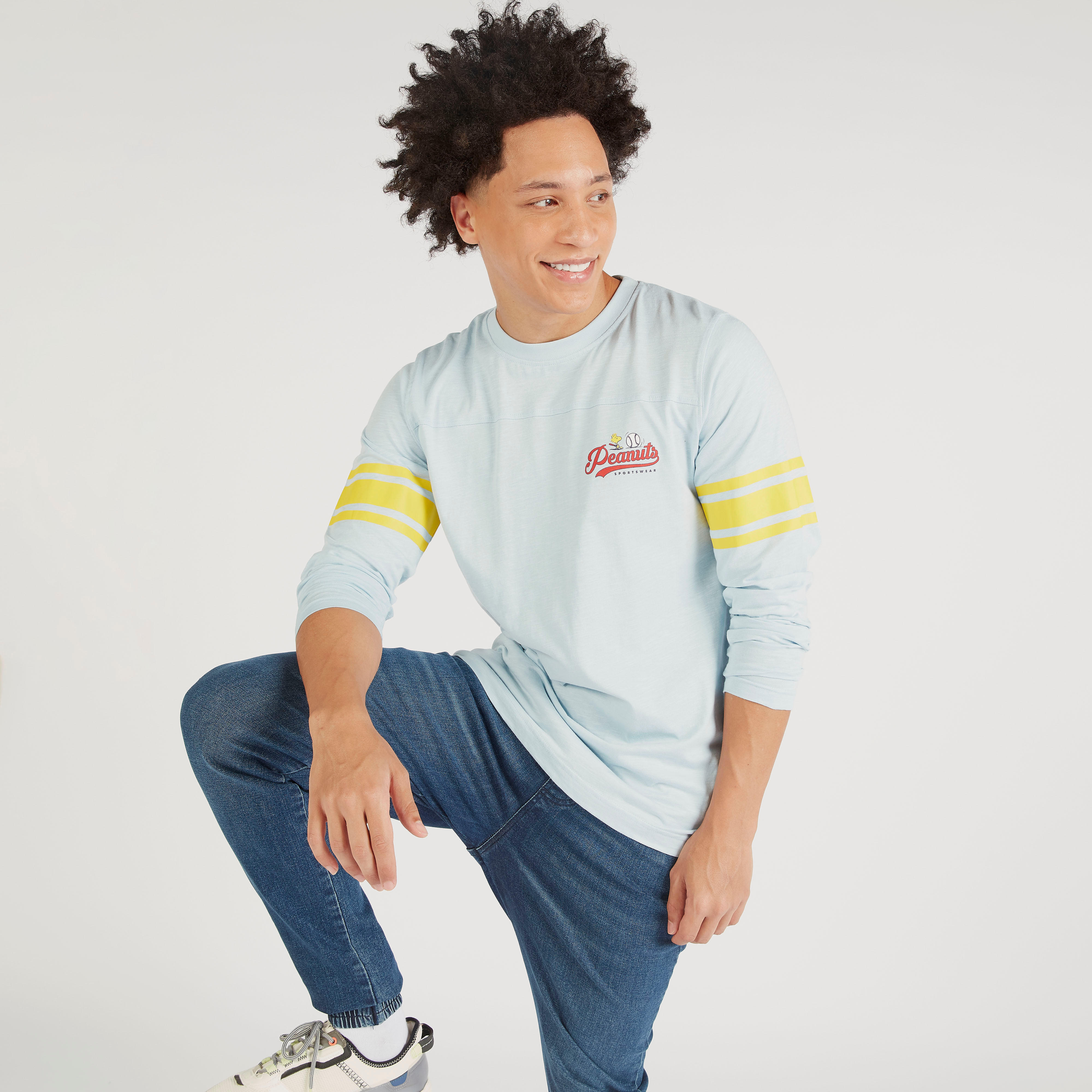 تيشيرت بياقة ضيقة وأكمام قصيرة وطبعات بينوتس-men-clothing-tshirtsandpolos-tshirts-image-4