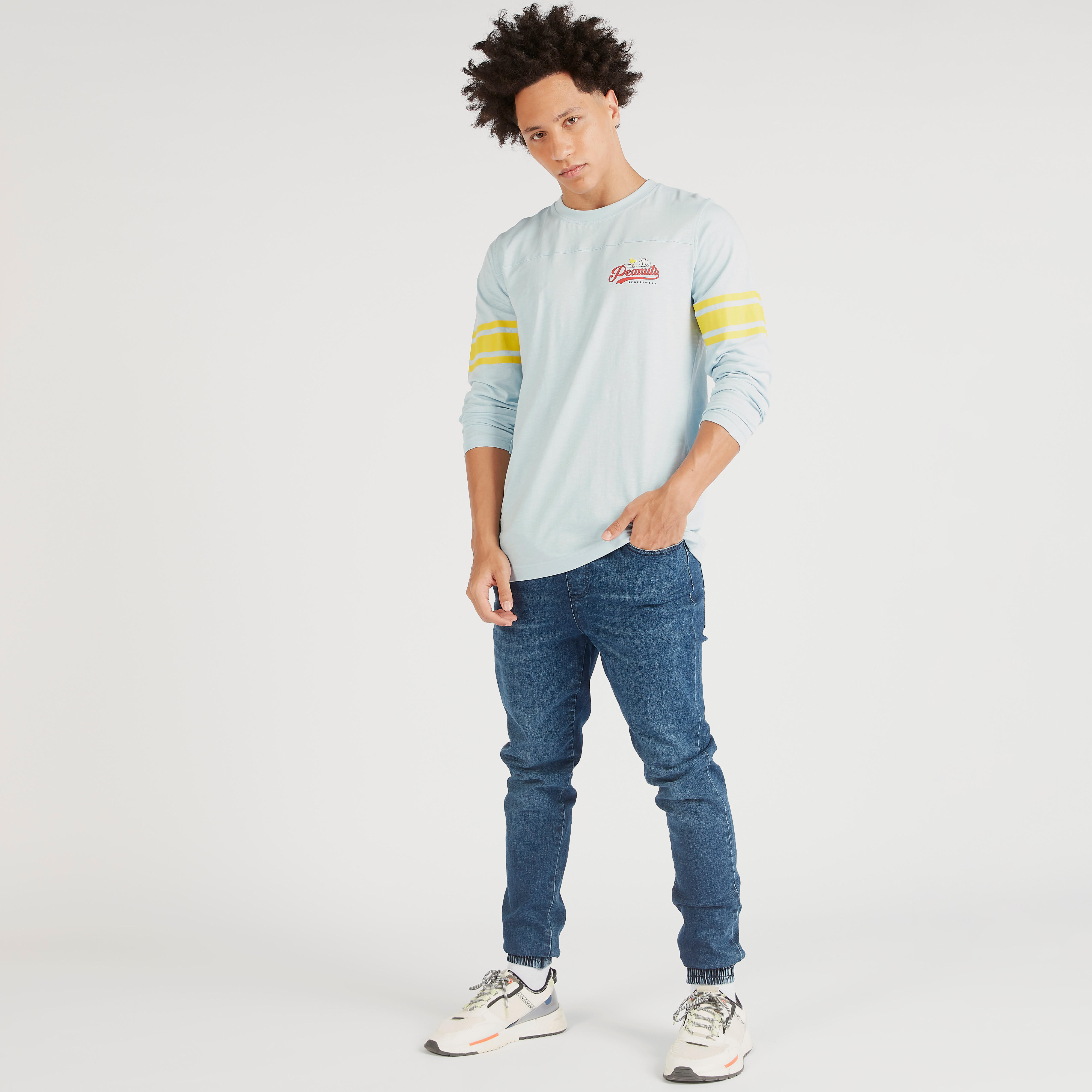 تيشيرت بياقة ضيقة وأكمام قصيرة وطبعات بينوتس-men-clothing-tshirtsandpolos-tshirts-image-3