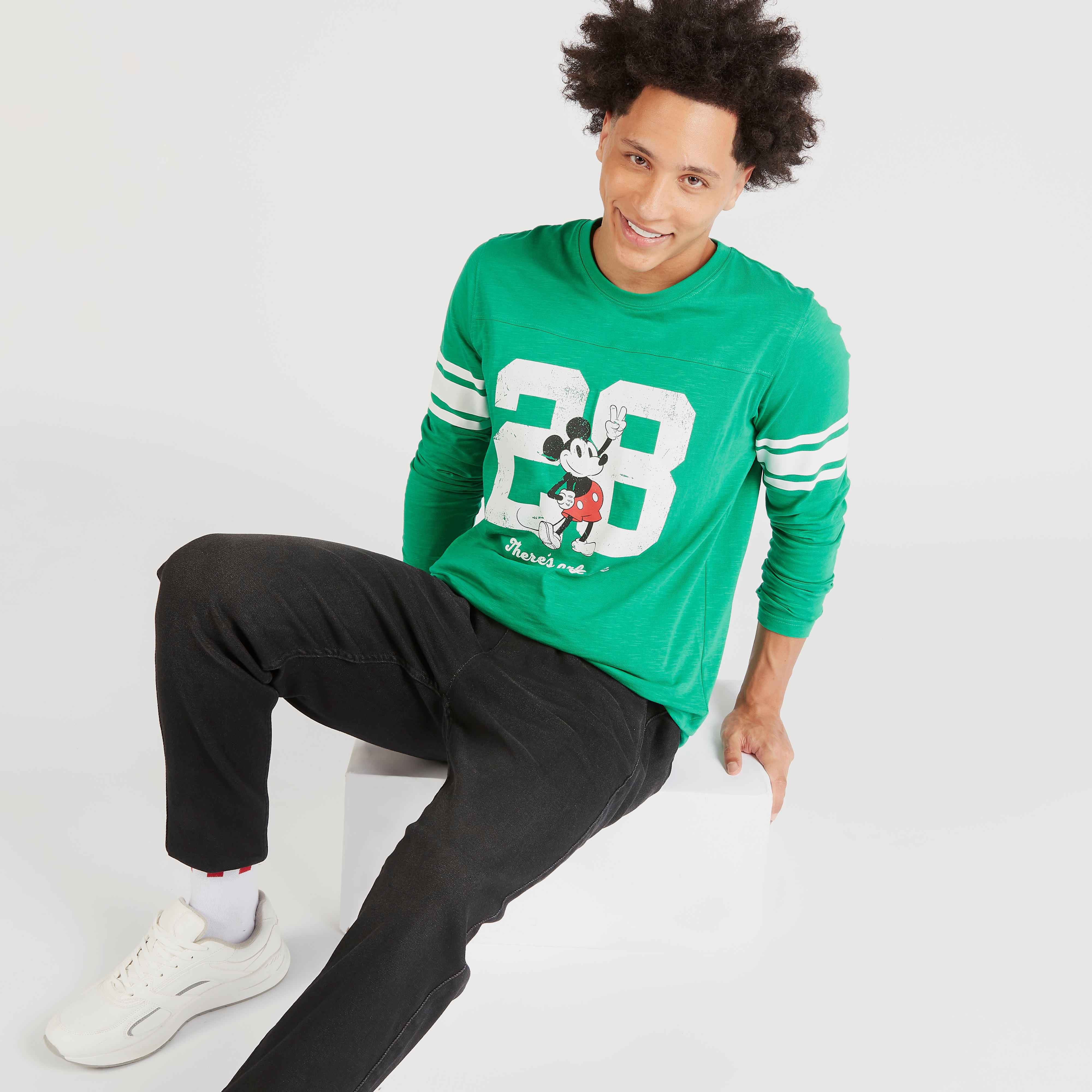 تيشيرت بياقة ضيّقة وأكمام كاب وطبعات ميكي ماوس-men-clothing-tshirtsandpolos-tshirts-image-1
