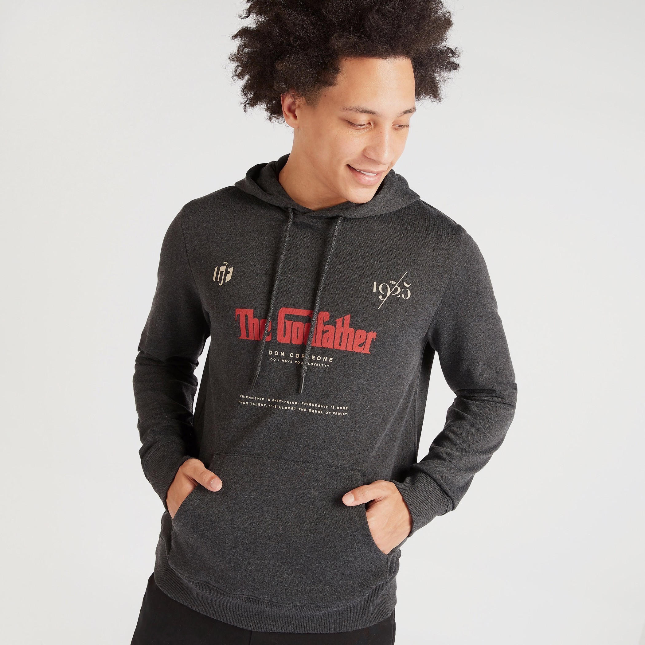 سويت شيرت بقبعة وجيوب كانغر وطبعات-men-winterwear-hoodiesandsweatshirts-image-1