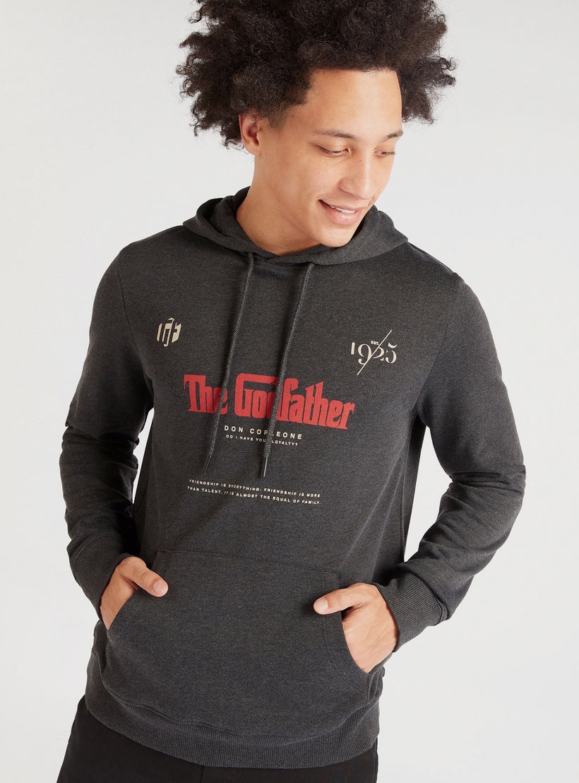 سويت شيرت بقبعة وجيوب كانغر وطبعات-men-winterwear-hoodiesandsweatshirts-image-1