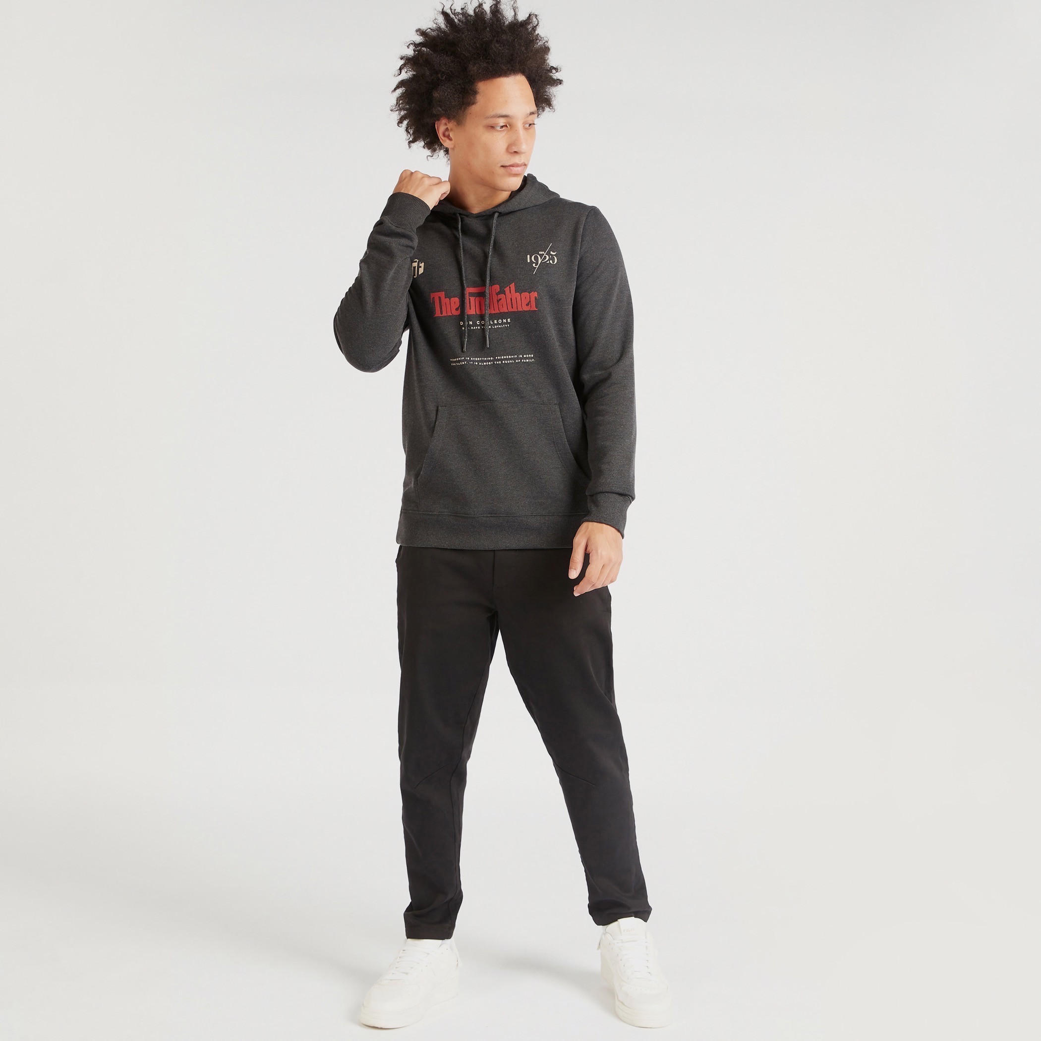 سويت شيرت بقبعة وجيوب كانغر وطبعات-men-winterwear-hoodiesandsweatshirts-image-2