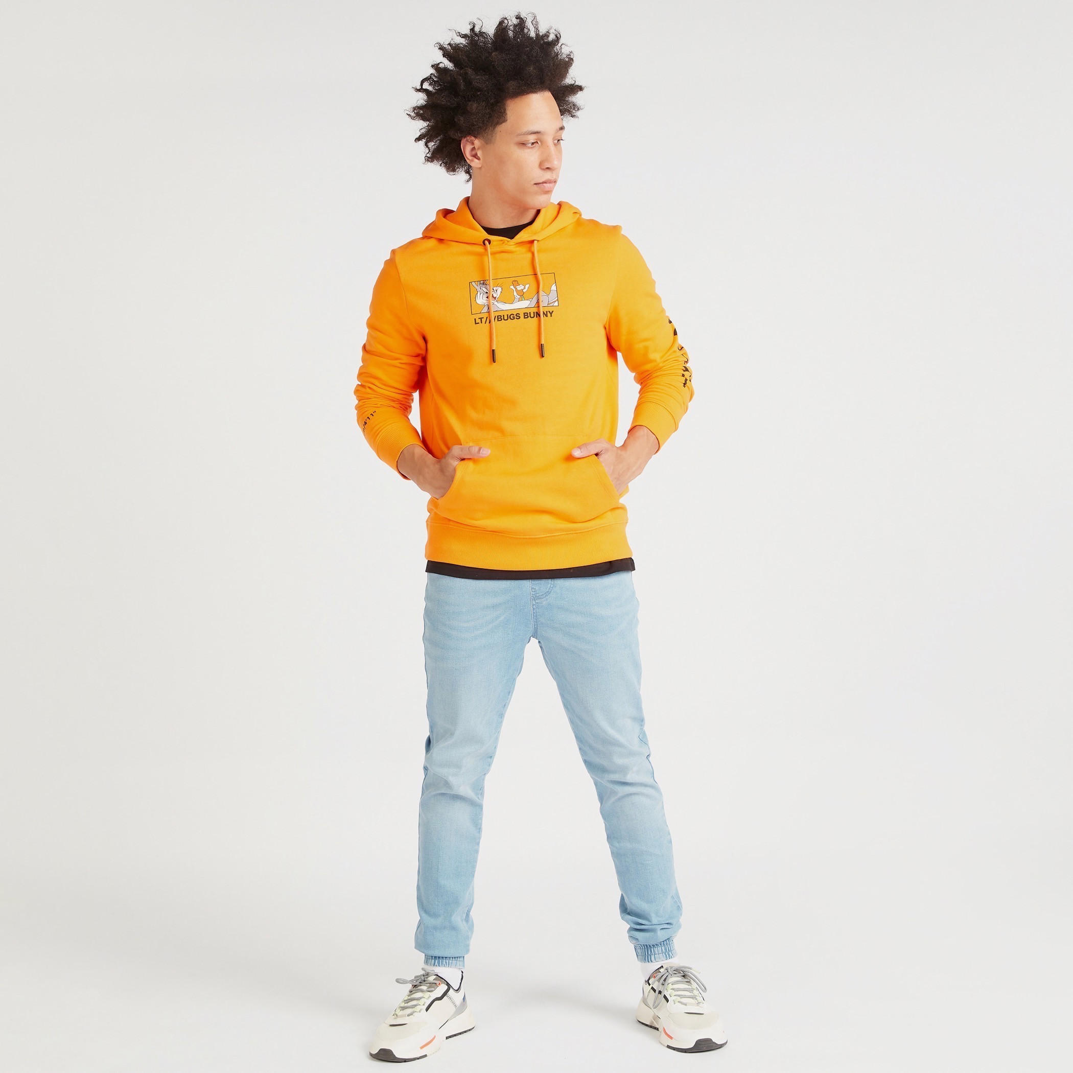 سويت شيرت بقبعة وطبعات باجز باني وأكمام طويلة-men-winterwear-hoodiesandsweatshirts-image-2