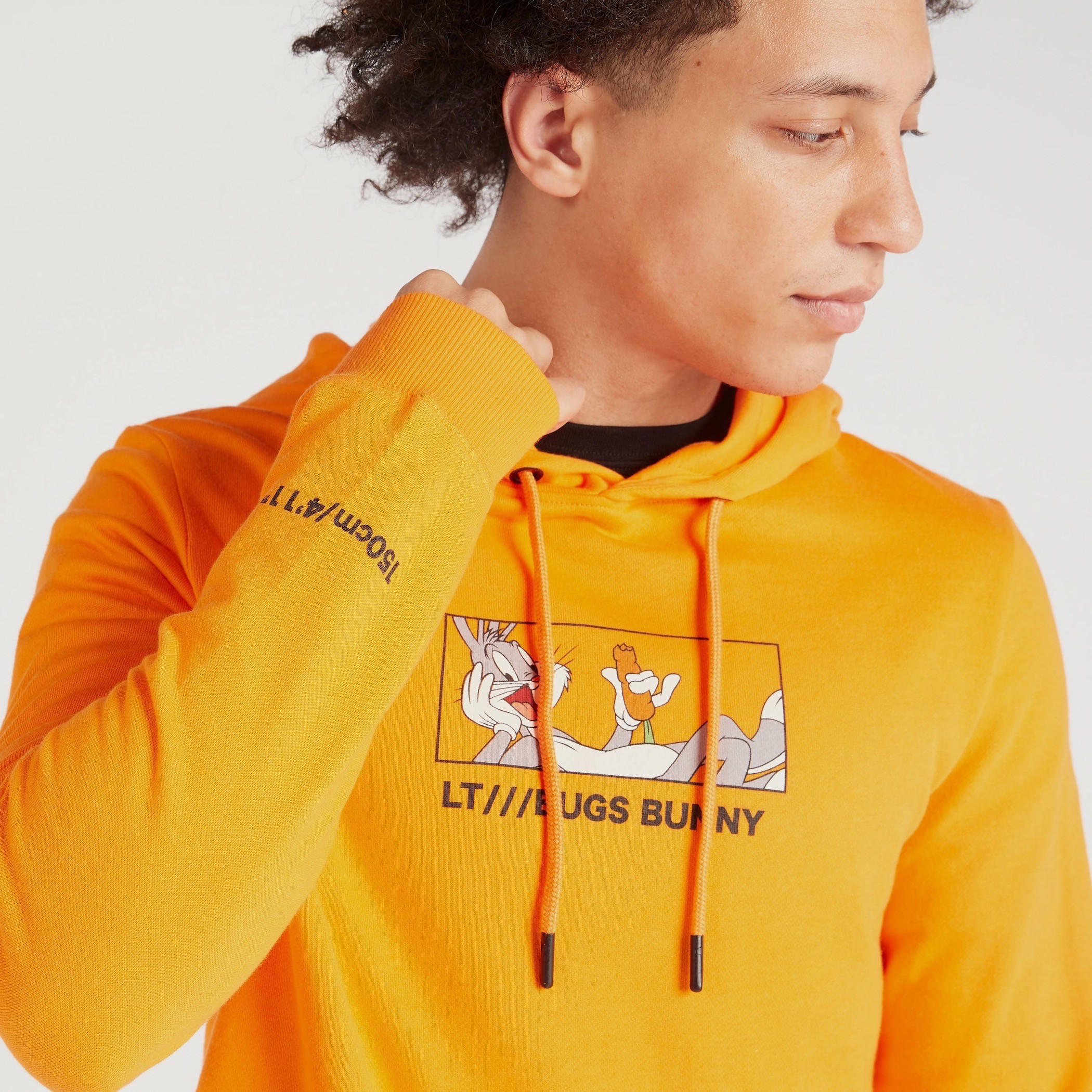 سويت شيرت بقبعة وطبعات باجز باني وأكمام طويلة-men-winterwear-hoodiesandsweatshirts-image-3