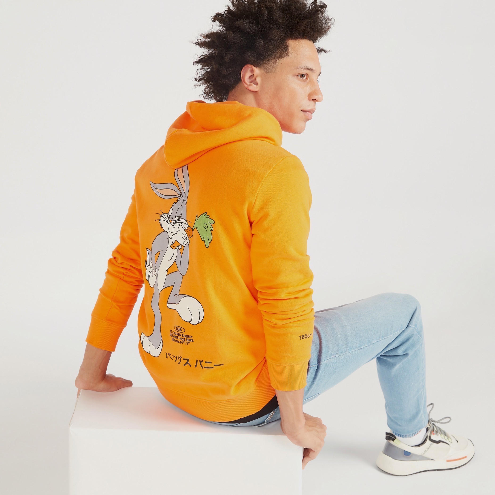 سويت شيرت بقبعة وطبعات باجز باني وأكمام طويلة-men-winterwear-hoodiesandsweatshirts-image-6