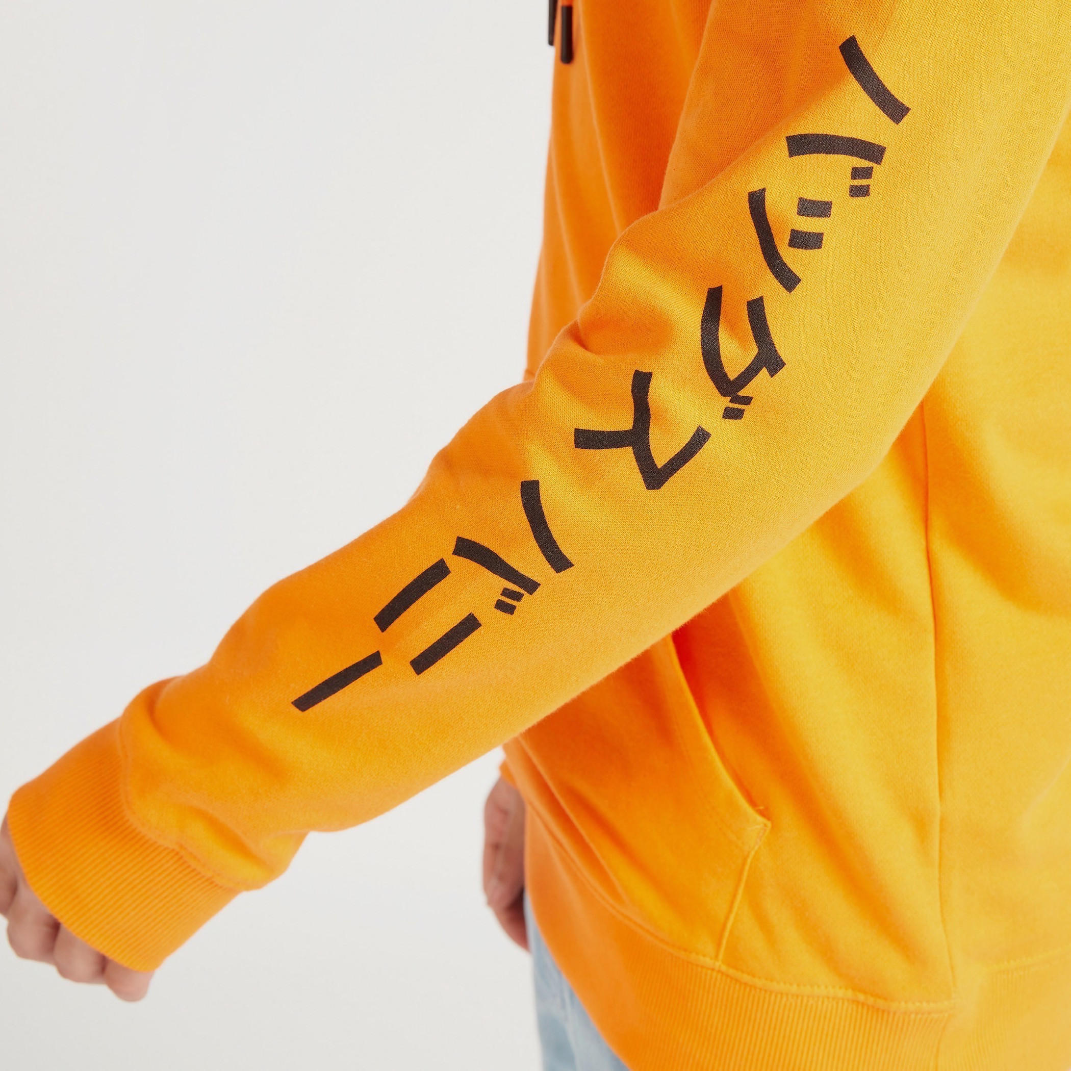 سويت شيرت بقبعة وطبعات باجز باني وأكمام طويلة-men-winterwear-hoodiesandsweatshirts-image-7