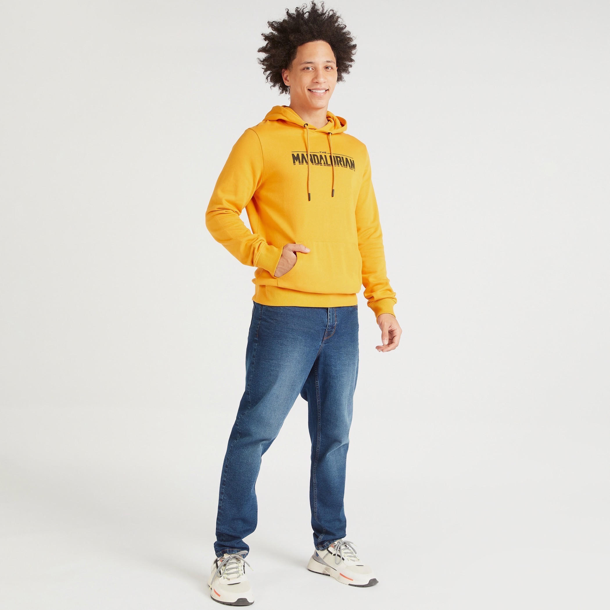سويت شيرت بقبّعة وأكمام طويلة وطبعات ماندالوريان-men-winterwear-hoodiesandsweatshirts-image-2
