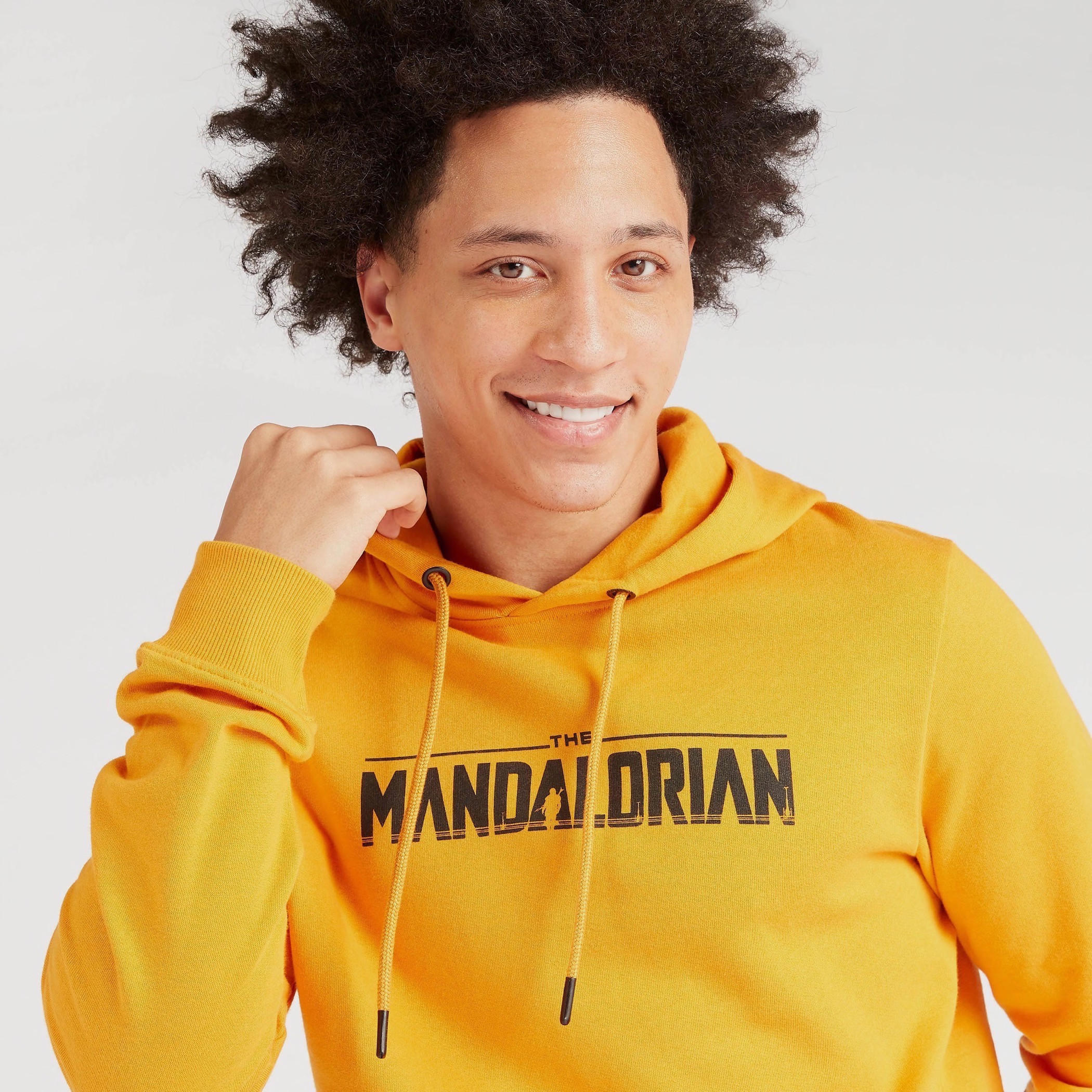 سويت شيرت بقبّعة وأكمام طويلة وطبعات ماندالوريان-men-winterwear-hoodiesandsweatshirts-image-3