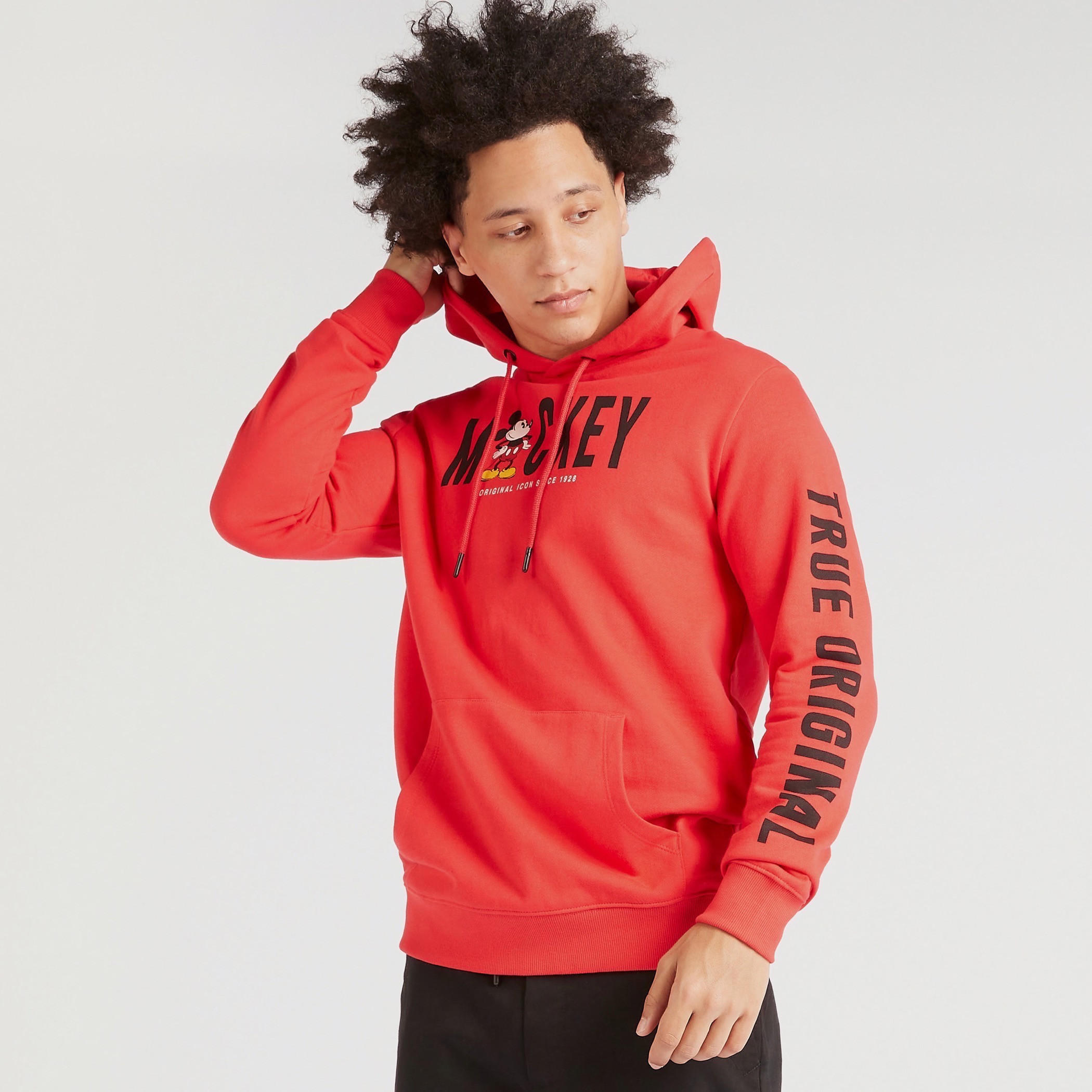 سويت شيرت بطبعات ميكي ماوس وقبعة وأكمام طويلة-men-winterwear-hoodiesandsweatshirts-image-1
