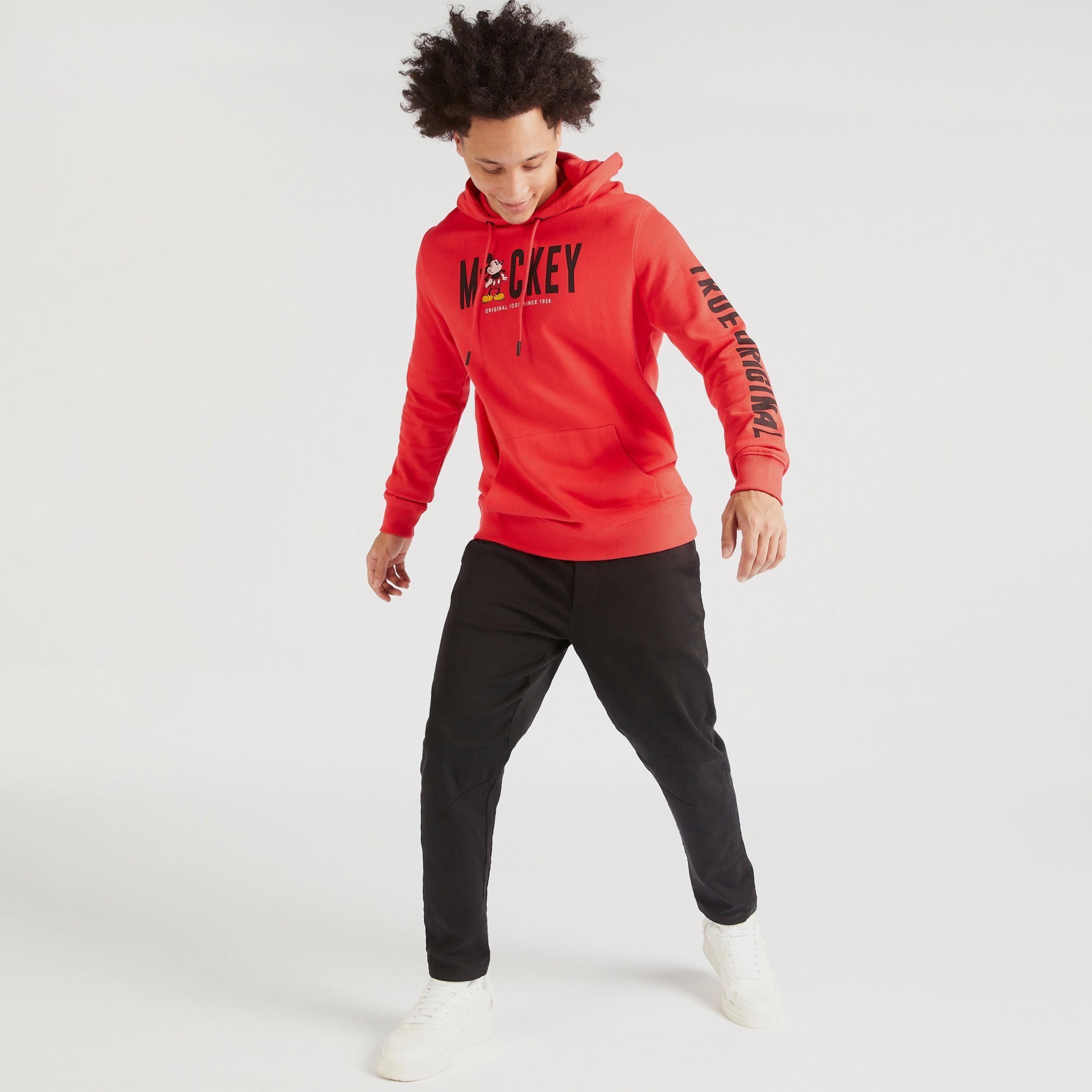 سويت شيرت بطبعات ميكي ماوس وقبعة وأكمام طويلة-men-winterwear-hoodiesandsweatshirts-image-2