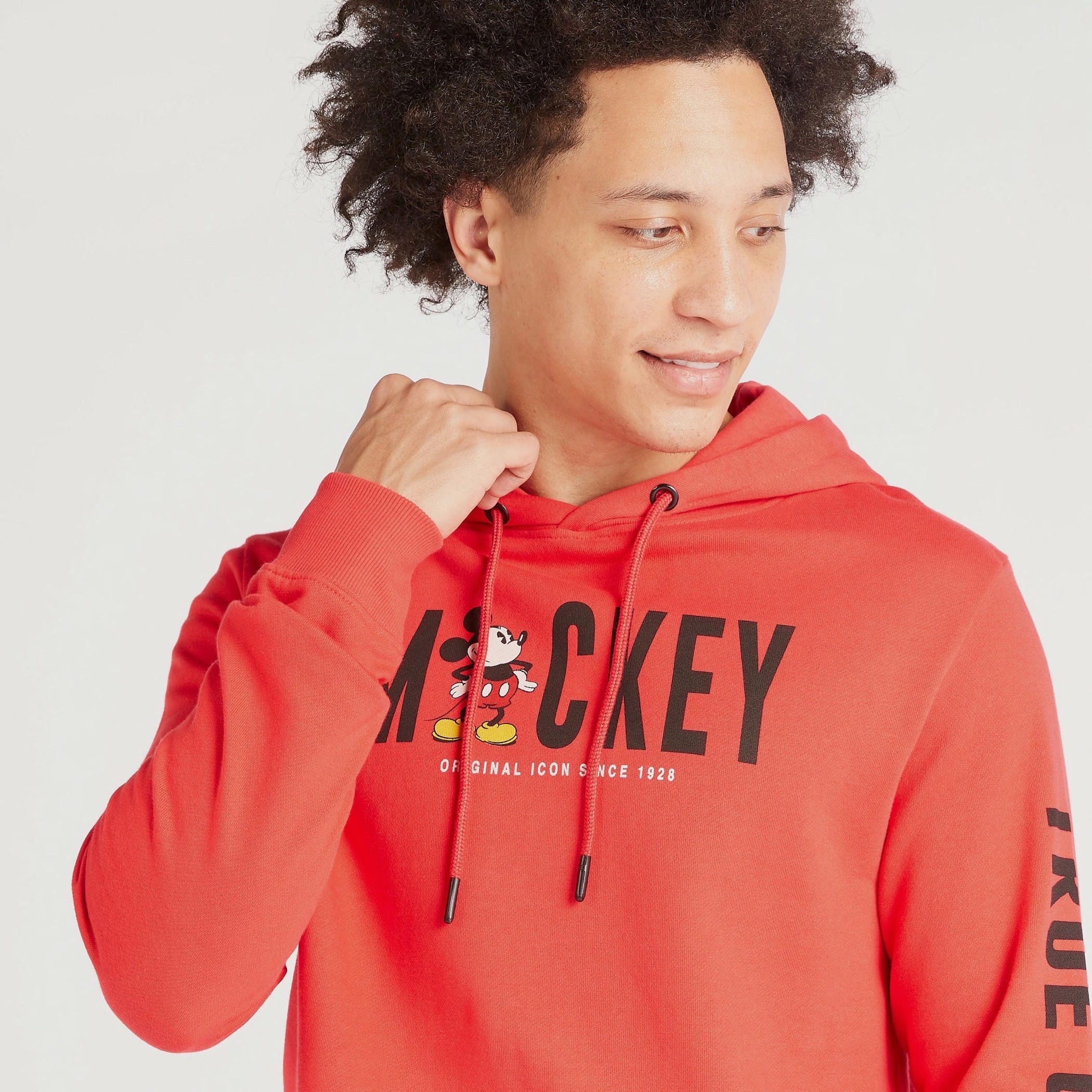 سويت شيرت بطبعات ميكي ماوس وقبعة وأكمام طويلة-men-winterwear-hoodiesandsweatshirts-image-3