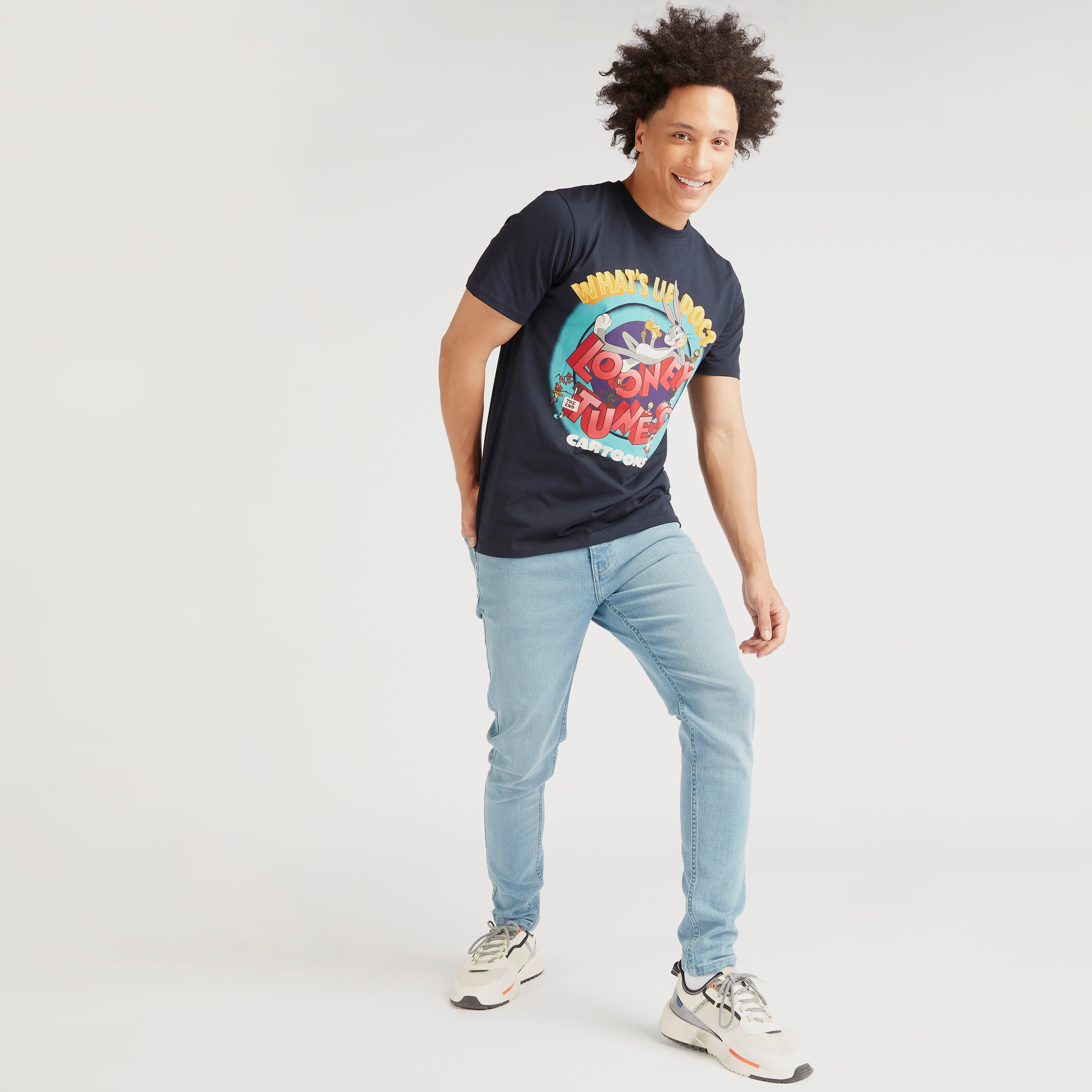 تيشيرت مستدام بياقة ضيقة وأكمام قصيرة وطبعات لوني تيونز-men-clothing-tshirtsandpolos-tshirts-image-2