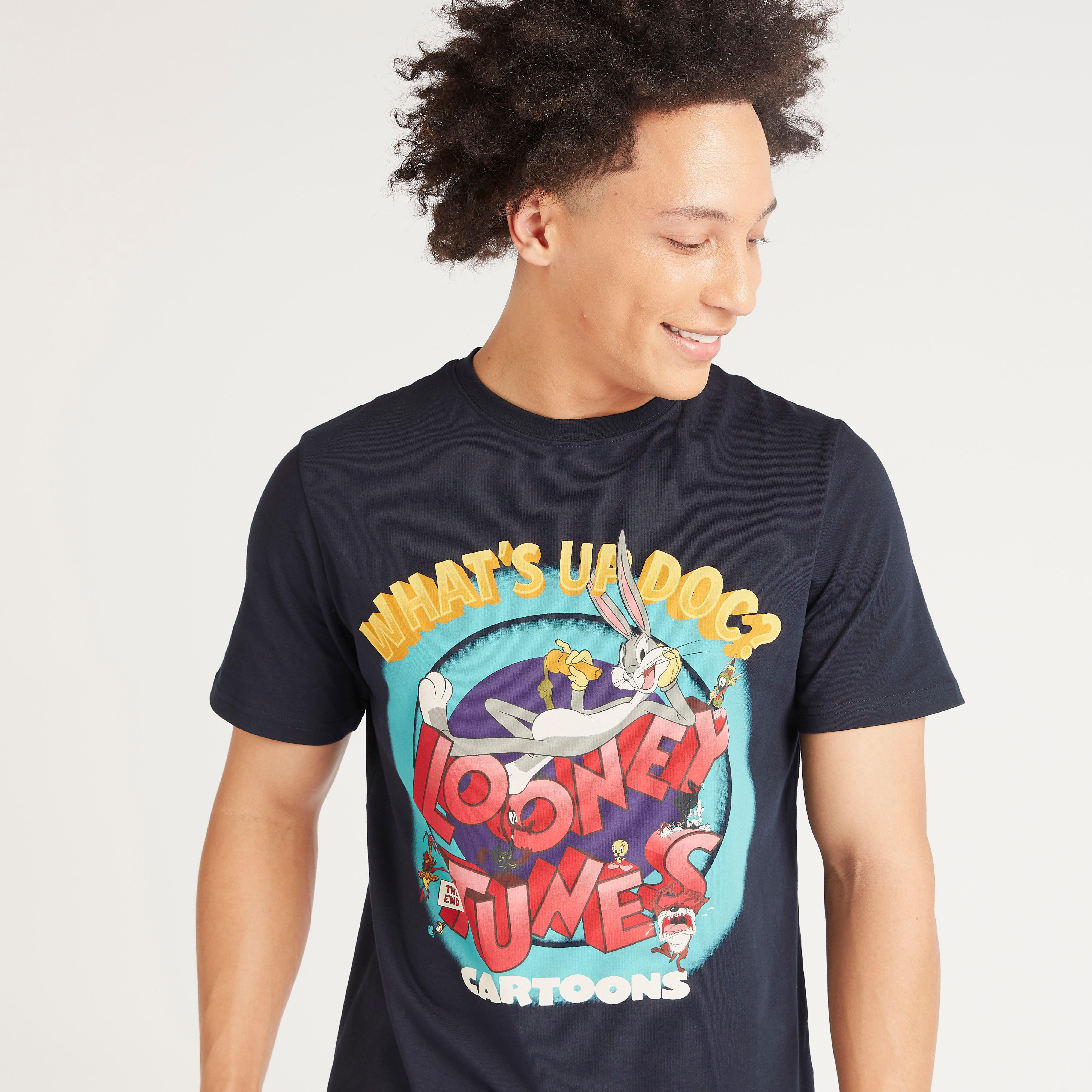 تيشيرت مستدام بياقة ضيقة وأكمام قصيرة وطبعات لوني تيونز-men-clothing-tshirtsandpolos-tshirts-image-3