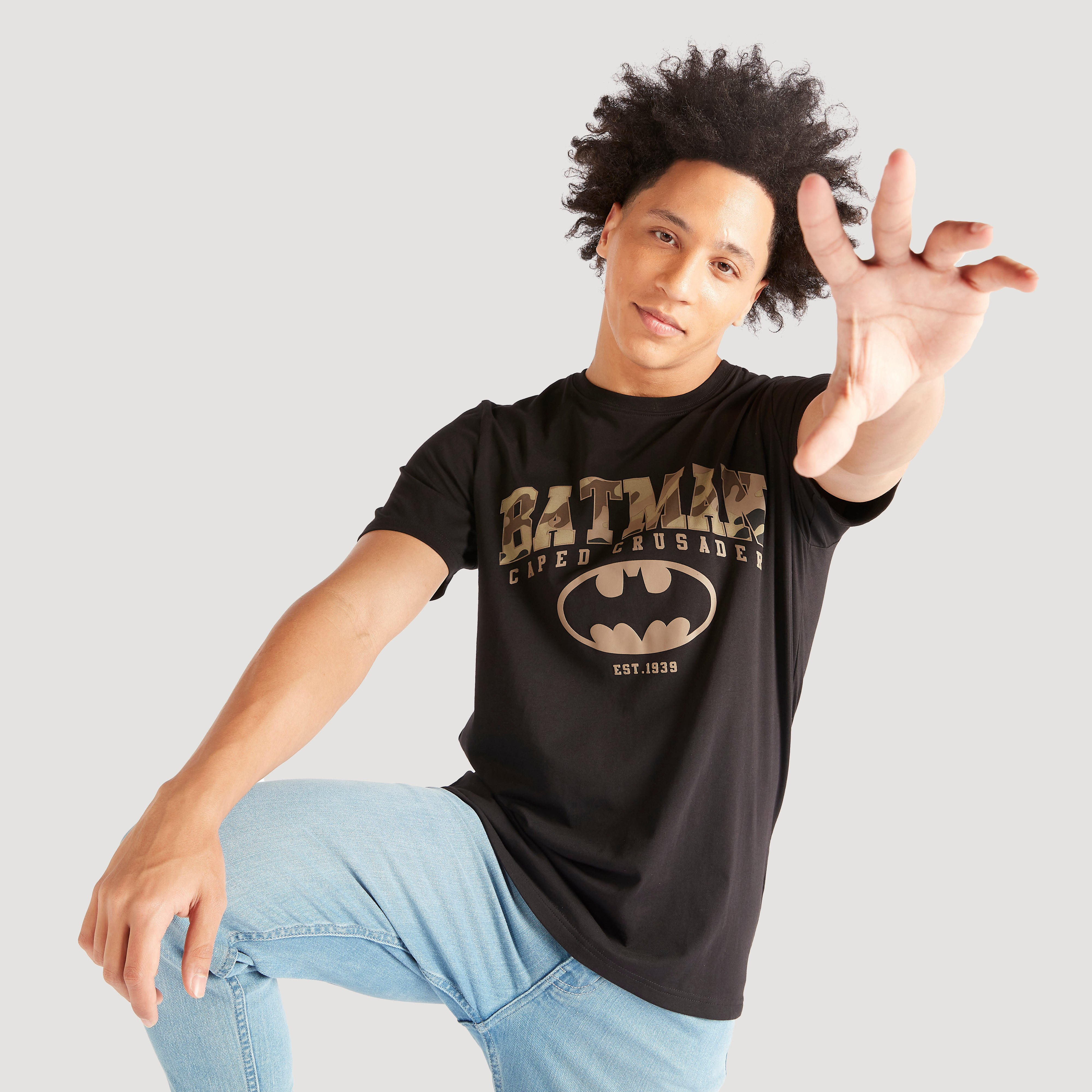 تيشيرت بياقة ضيقة وأكمام قصيرة وطبعات باتمان-men-clothing-tshirtsandpolos-tshirts-image-1