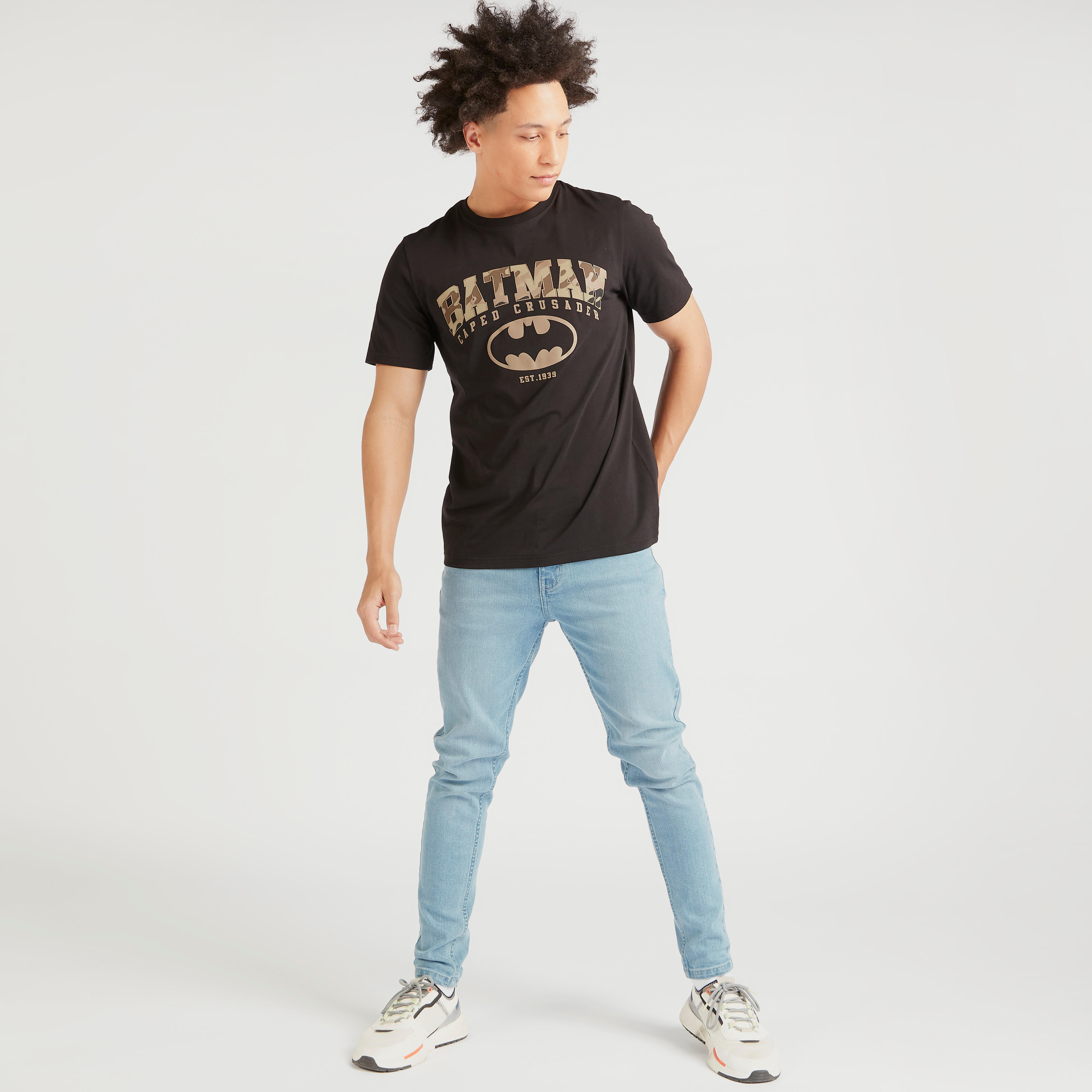 تيشيرت بياقة ضيقة وأكمام قصيرة وطبعات باتمان-men-clothing-tshirtsandpolos-tshirts-image-2