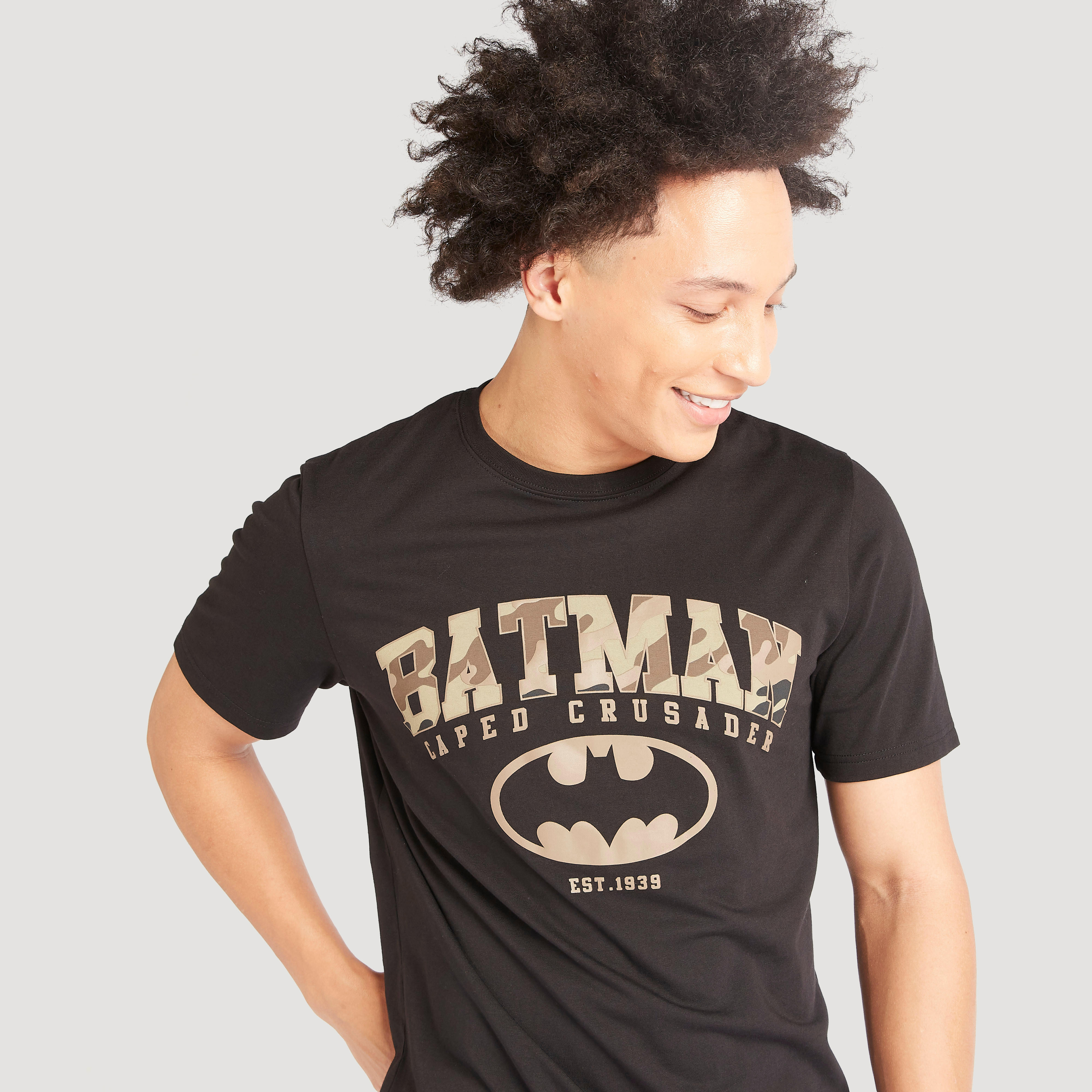 تيشيرت بياقة ضيقة وأكمام قصيرة وطبعات باتمان-men-clothing-tshirtsandpolos-tshirts-image-3
