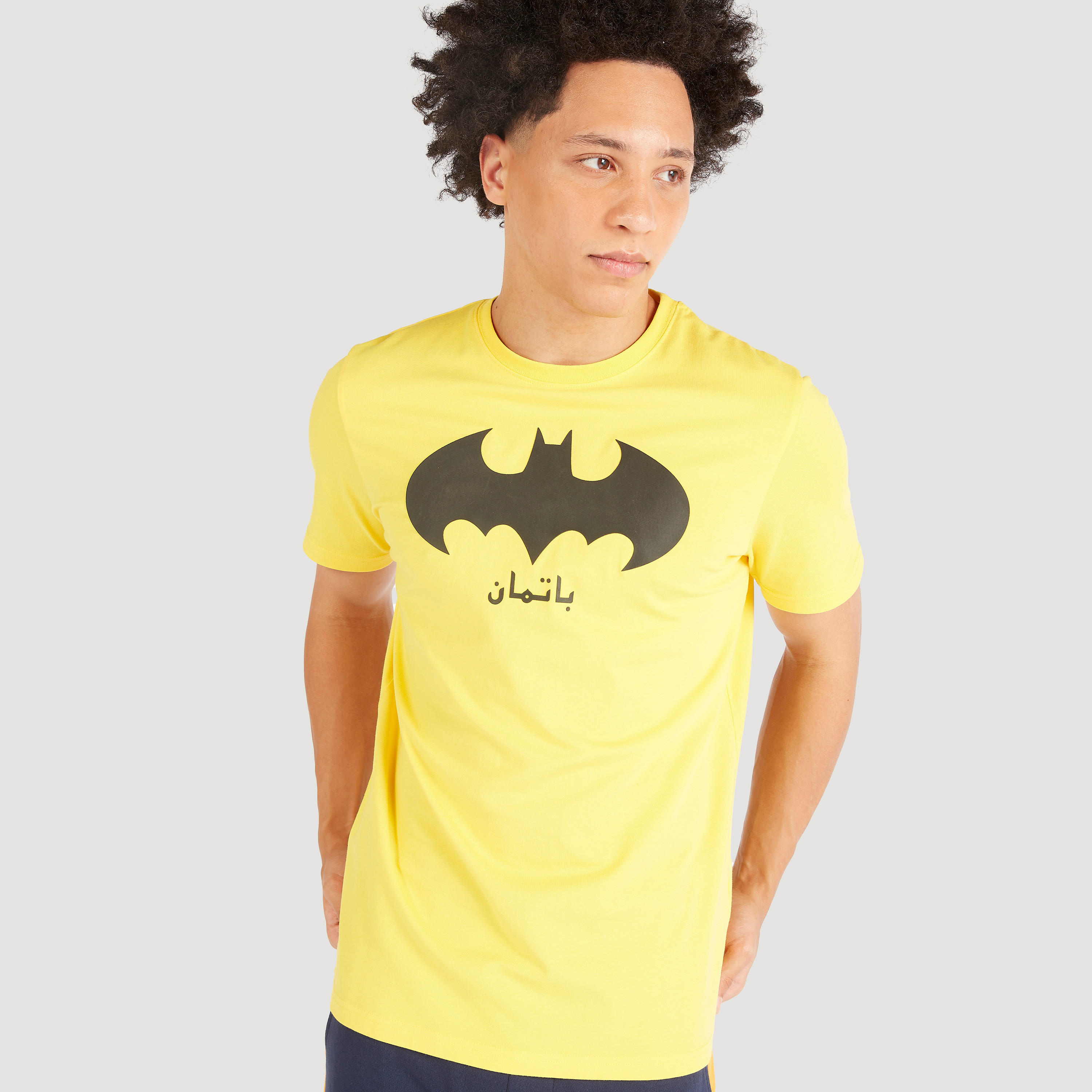 تيشيرت بياقة ضيقة وأكمام قصيرة وطبعات باتمان-men-clothing-tshirtsandpolos-tshirts-image-1