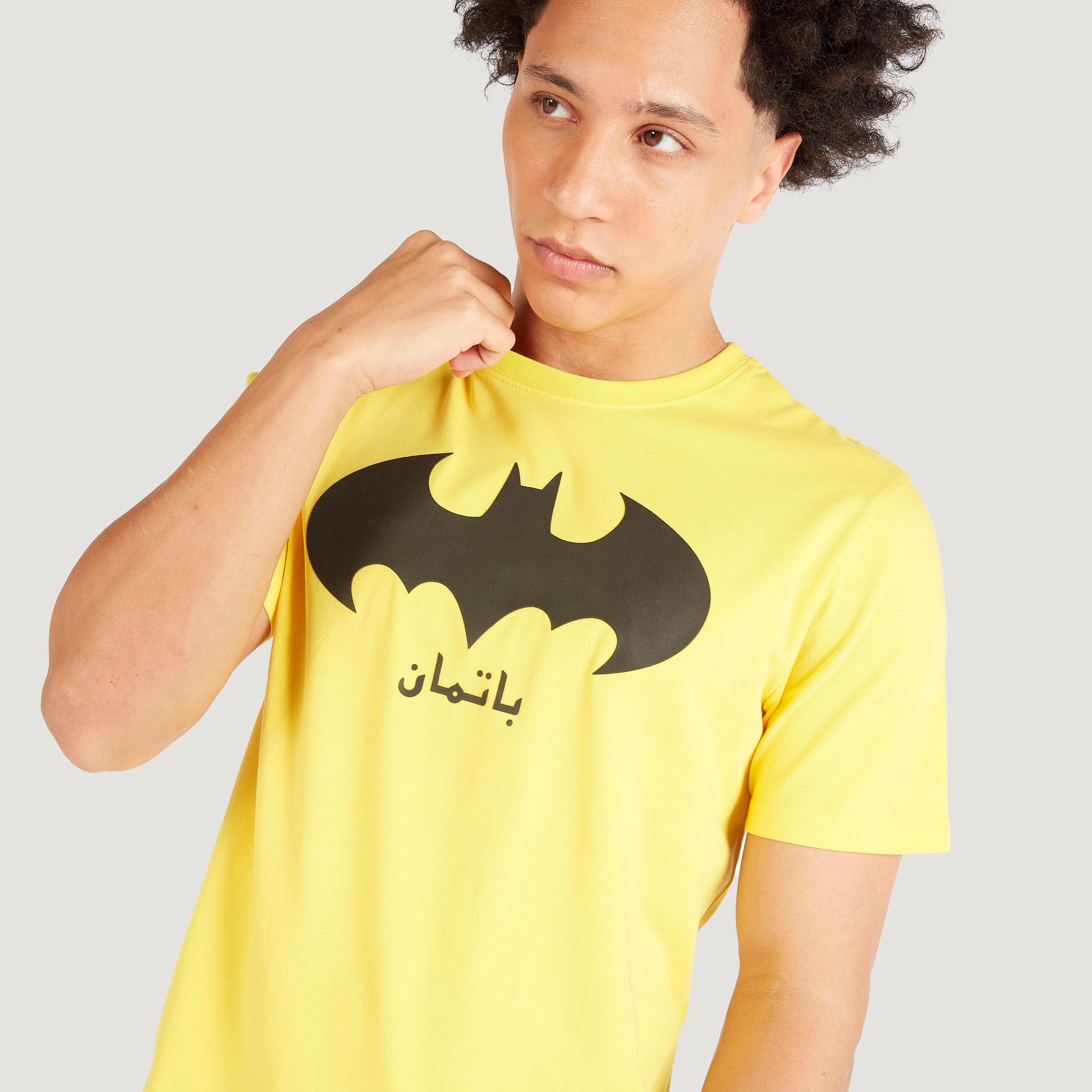 تيشيرت بياقة ضيقة وأكمام قصيرة وطبعات باتمان-men-clothing-tshirtsandpolos-tshirts-image-3