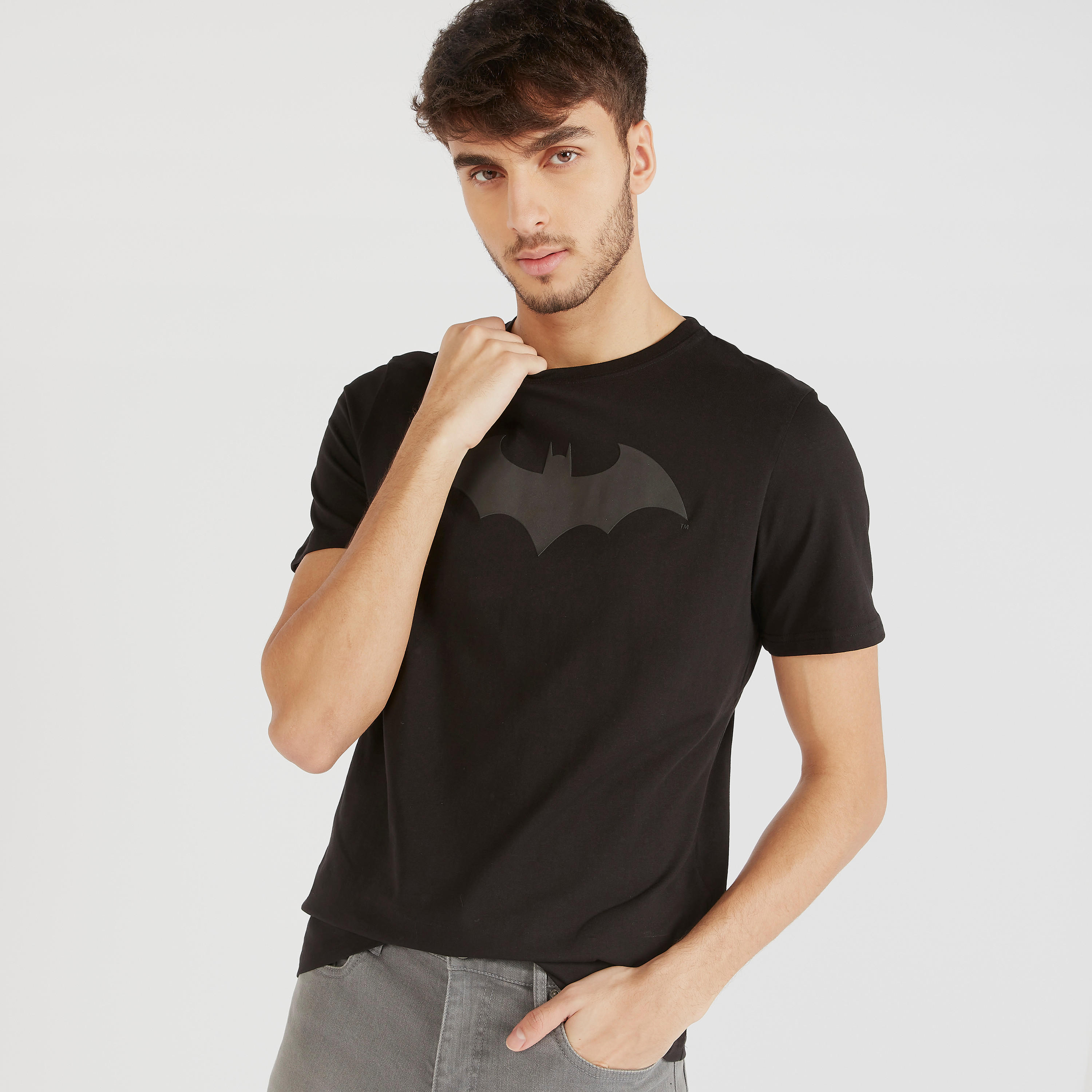 تيشيرت بياقة ضيقة وأكمام قصيرة وطبعات باتمان-men-clothing-tshirtsandpolos-tshirts-image-1