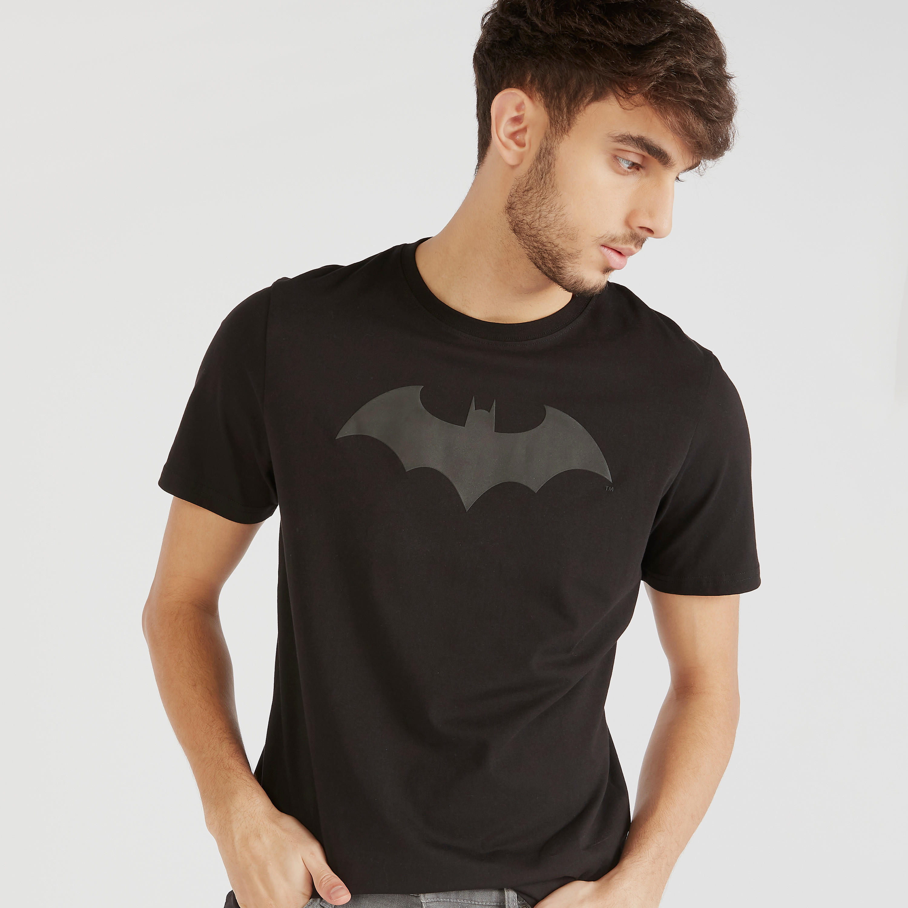 تيشيرت بياقة ضيقة وأكمام قصيرة وطبعات باتمان-men-clothing-tshirtsandpolos-tshirts-image-3