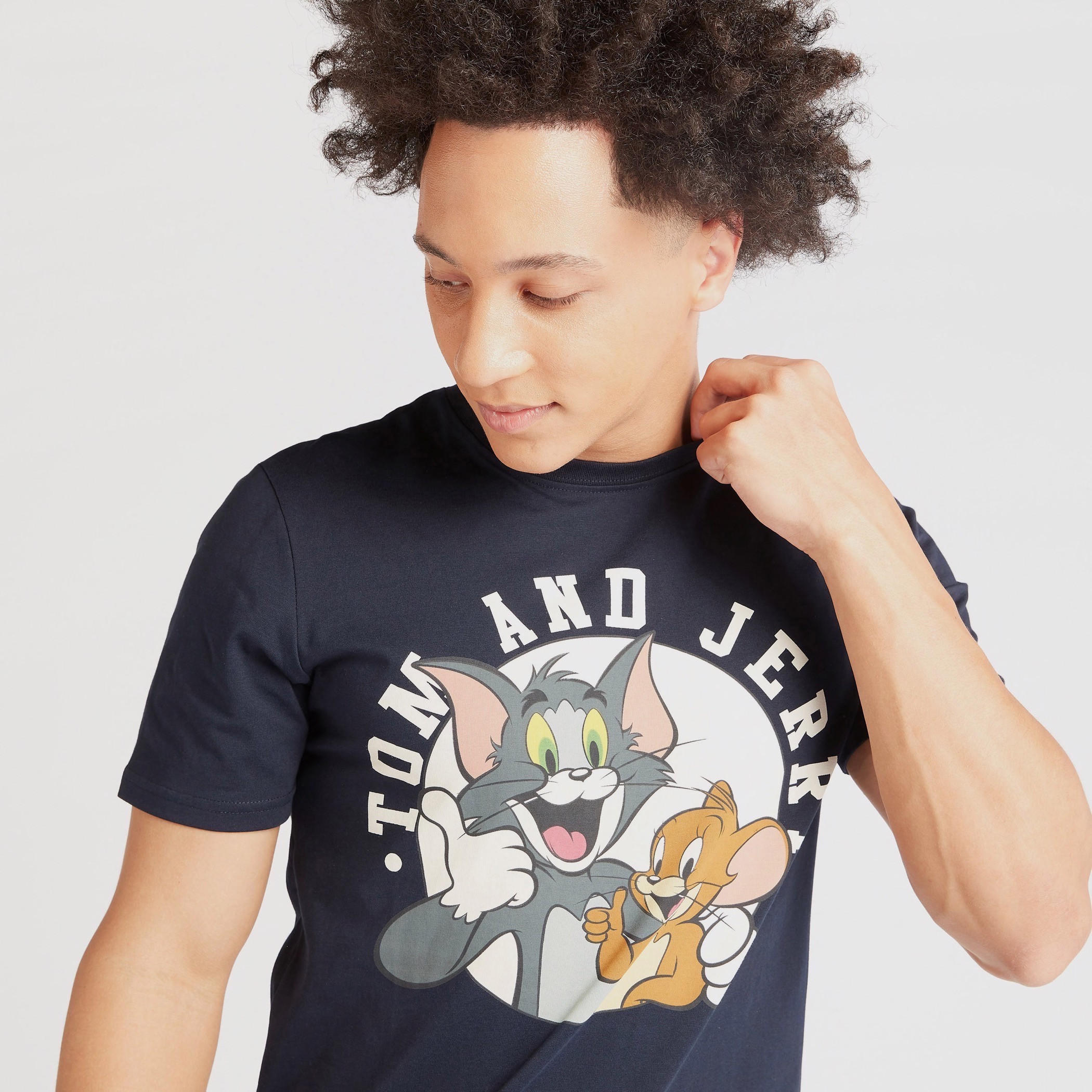 تيشيرت بياقة ضيّقة وأكمام قصيرة وطبعات توم آند جيري-men-clothing-tshirtsandpolos-tshirts-image-2