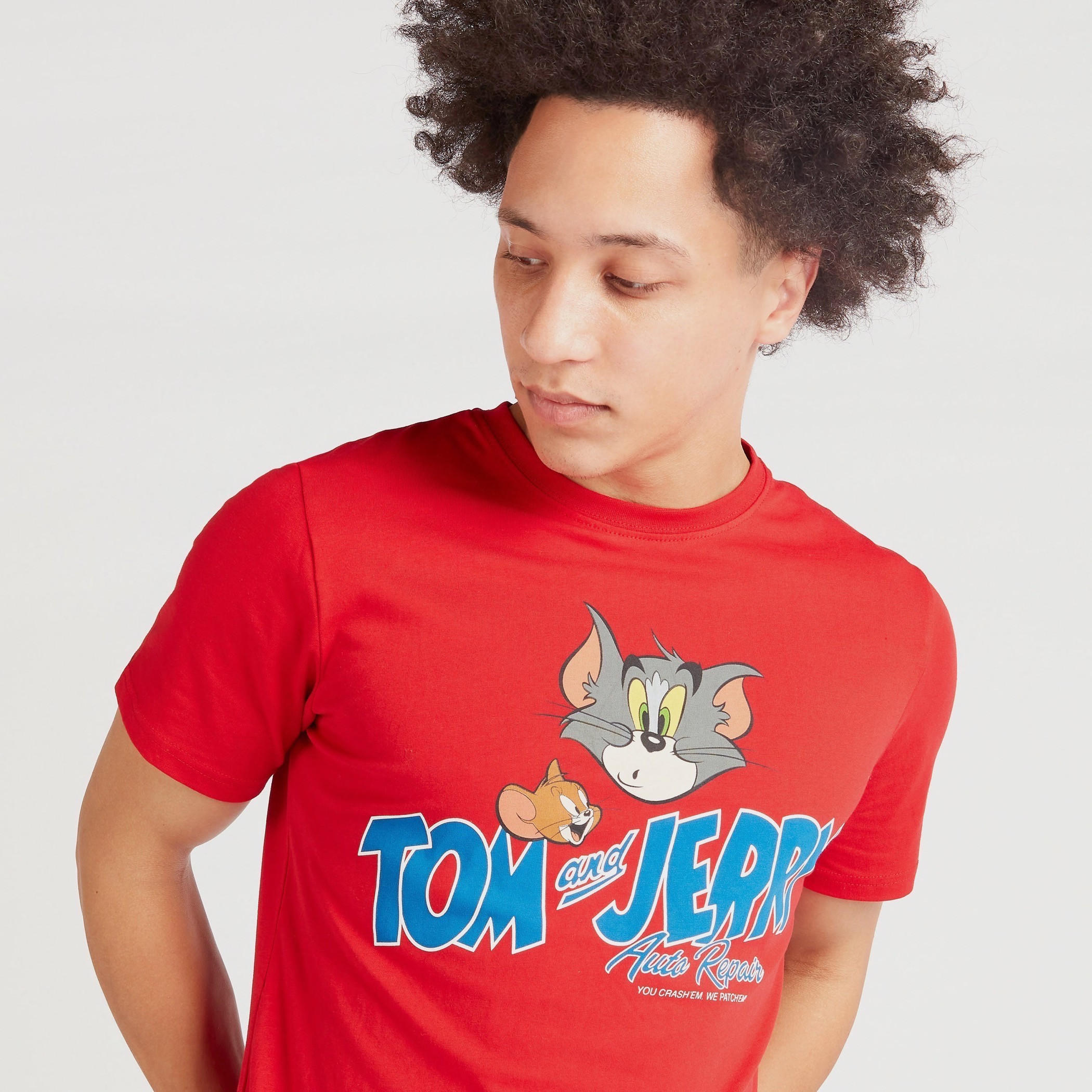 تيشيرت بياقة ضيّقة وأكمام قصيرة وطبعات توم آند جيري-men-clothing-tshirtsandpolos-tshirts-image-5