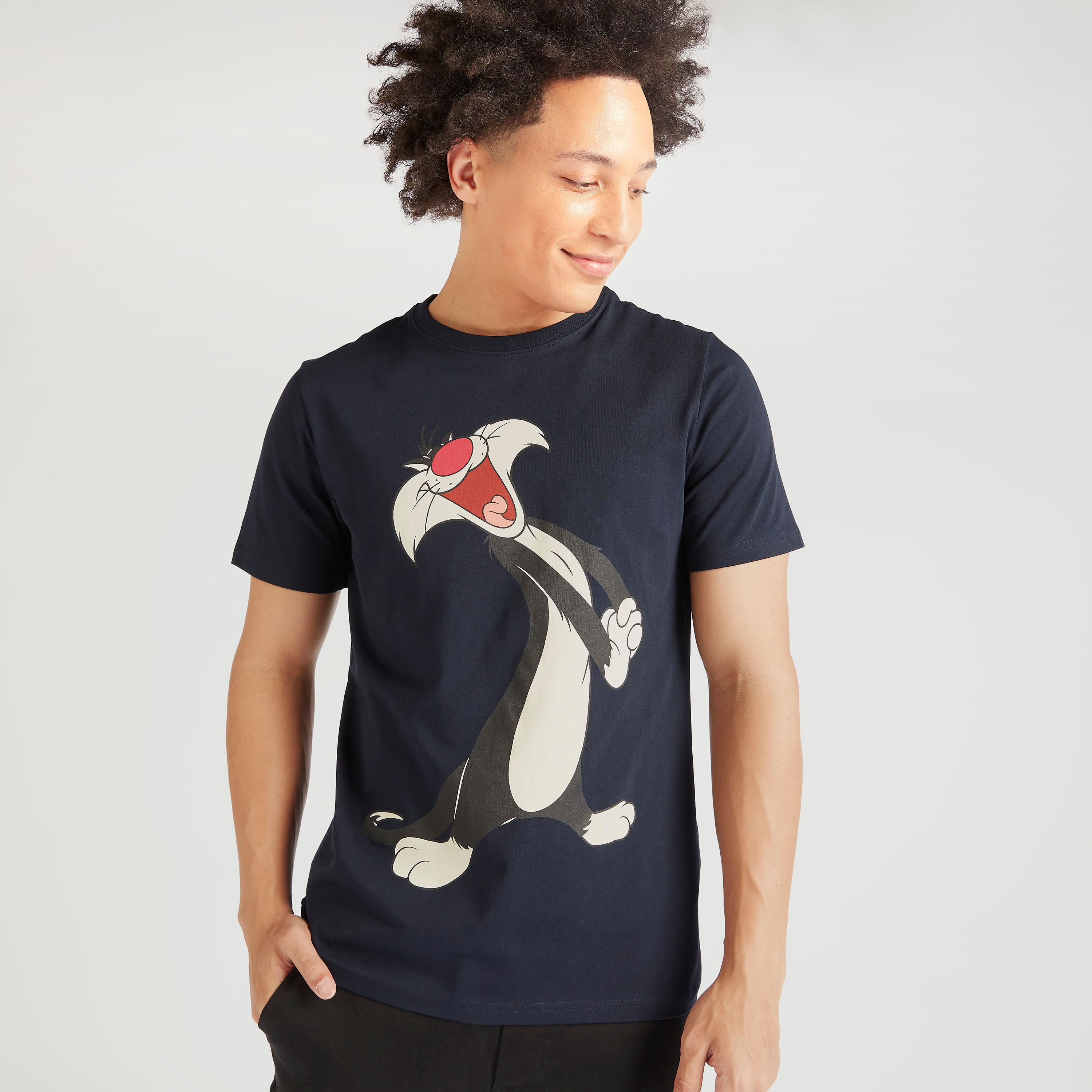 تيشيرت بياقة ضيقة وأكمام قصيرة وطبعات لوني تيونز-men-clothing-tshirtsandpolos-tshirts-image-1